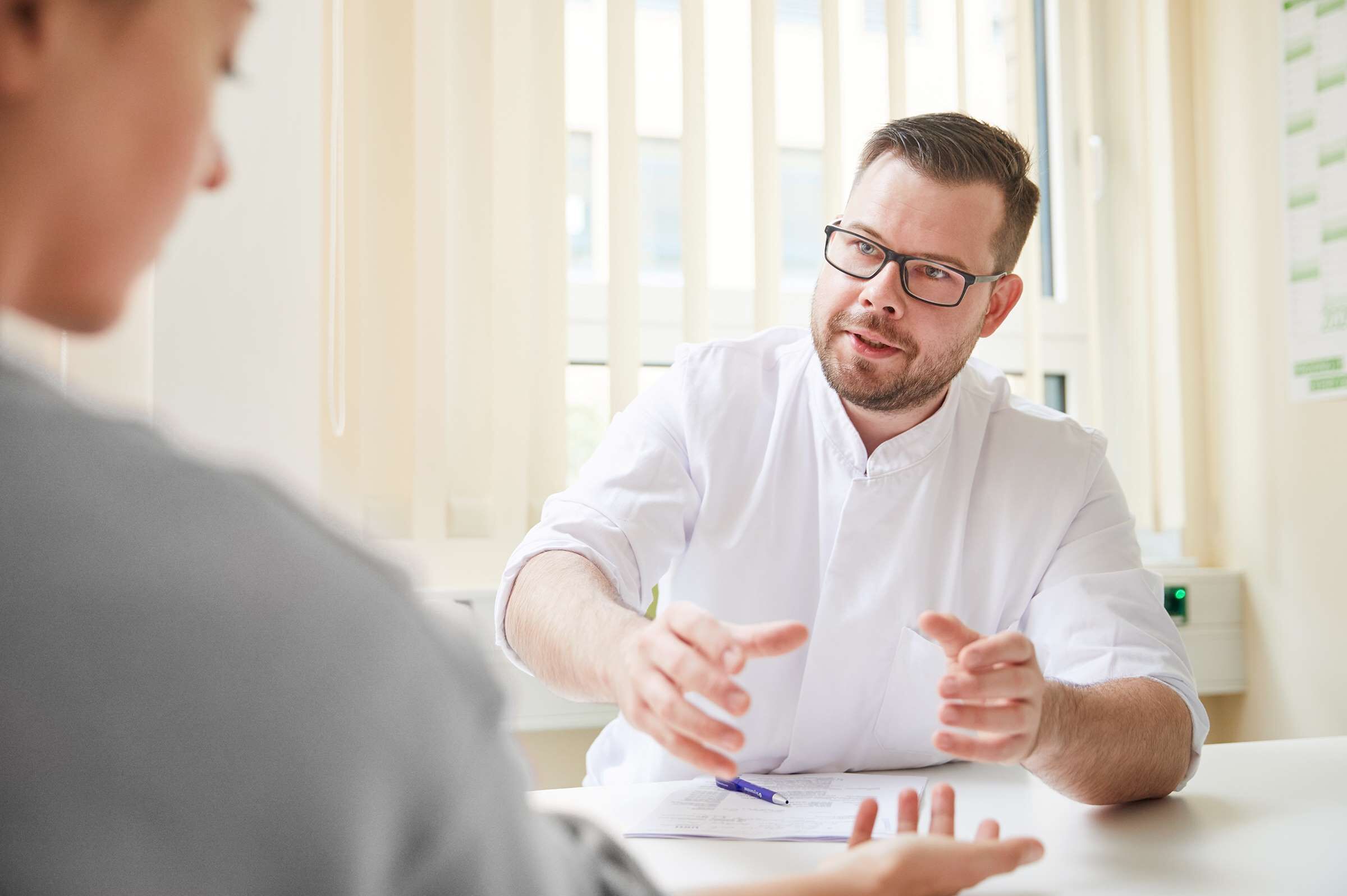 Sprechstunden Zwei Personen im Gespräch