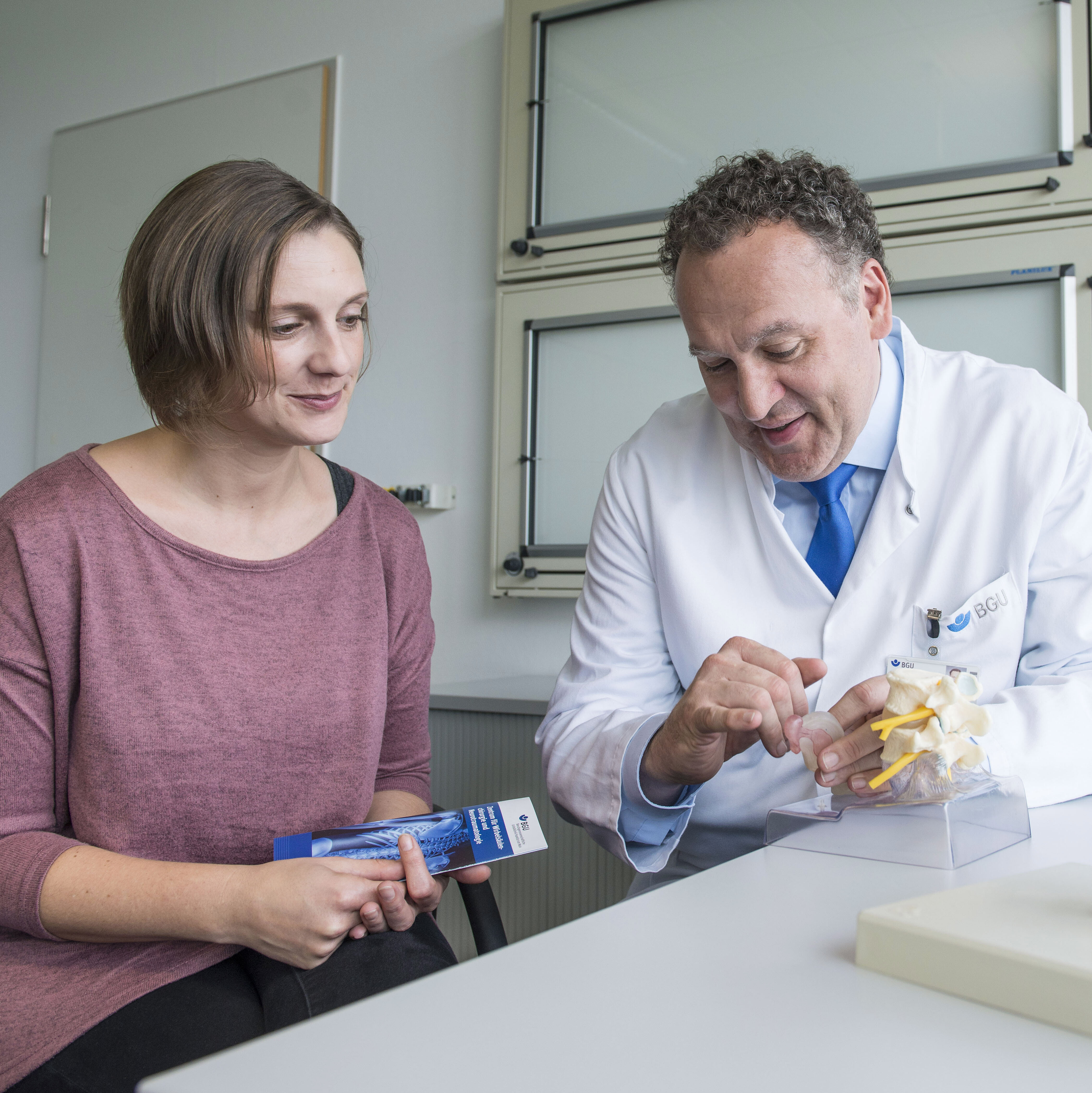 Prof. Kandziora mit Patientin Prof. Kandziora mit Patientin