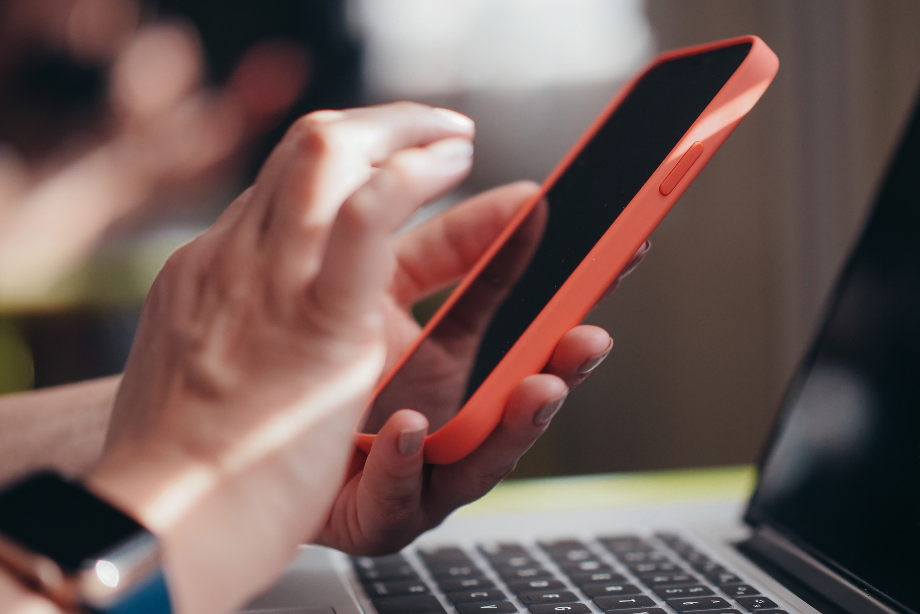 Compliance Hinweisgebersystem Hand tippt auf Smartphone