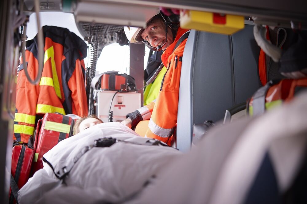 Dr. med. Schweigkofler und Patient im Rettungshubschrauber Dr. med. Schweigkofler und Patient im Rettungshubschrauber