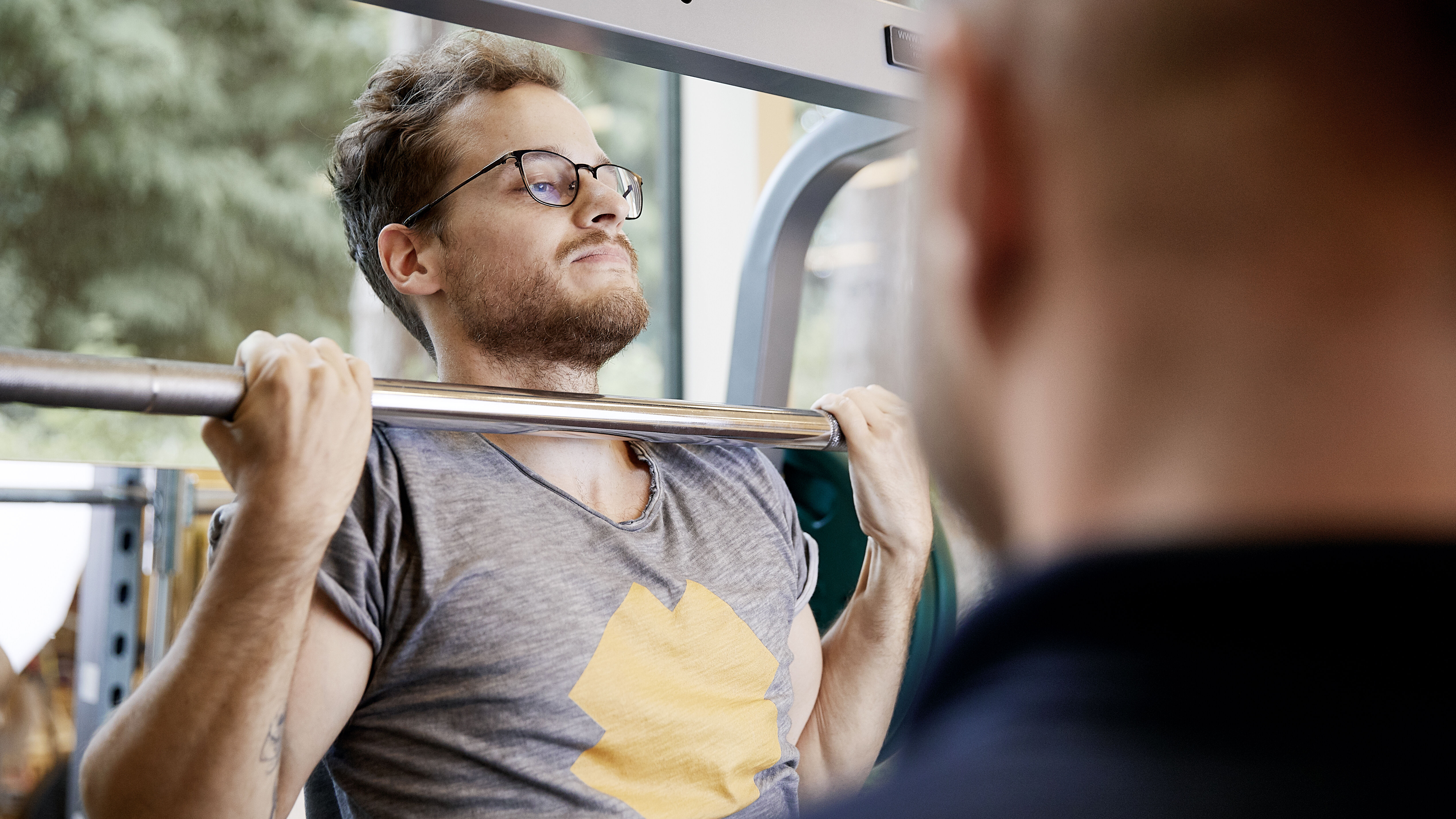 Gesundheit und Vorsorge Ein junger Mann stemmt ein Gewicht