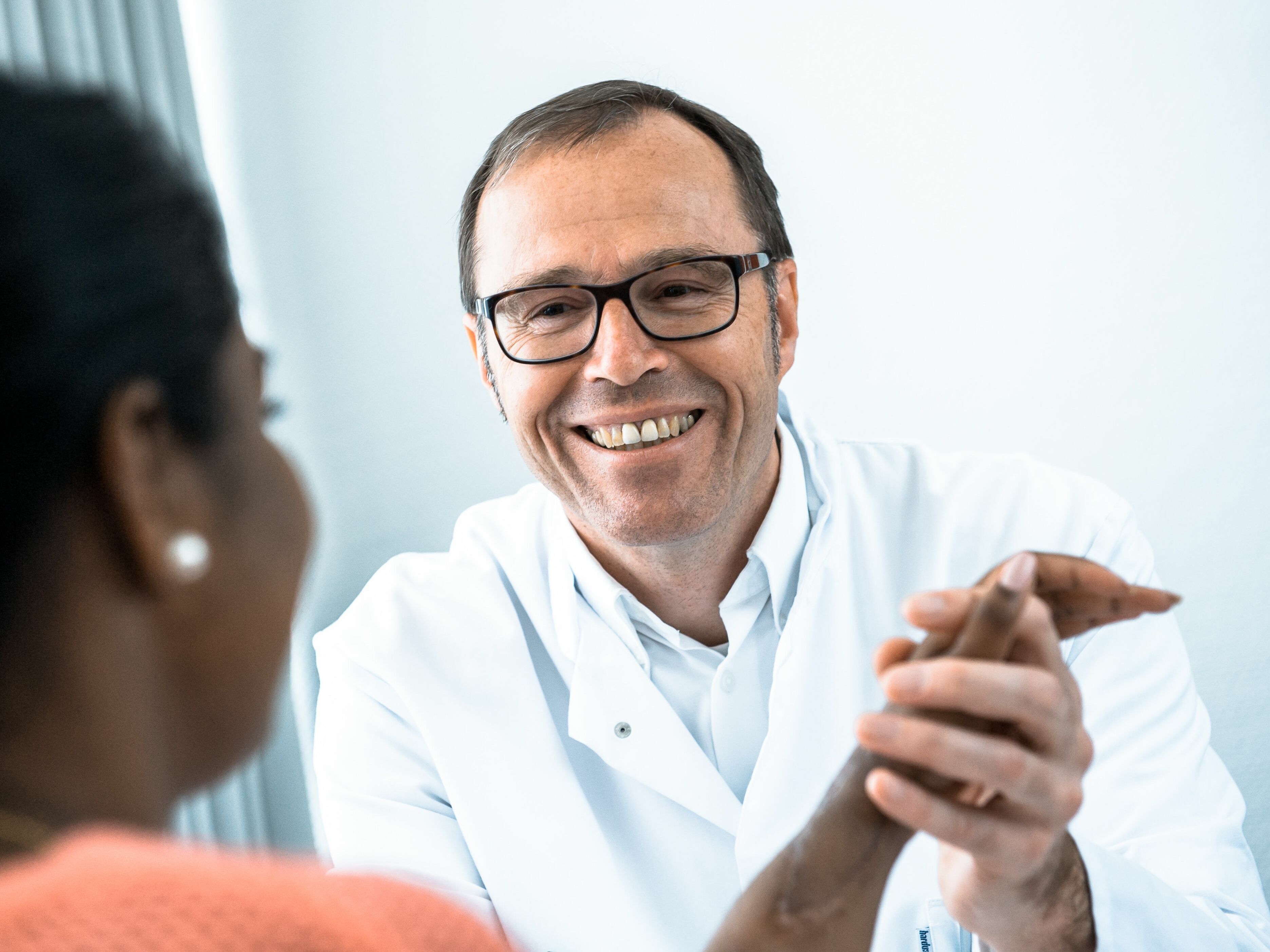 Fachbereich Handchirurgie Der Oberarzt untersucht eine Hand in der Handsprechstunde