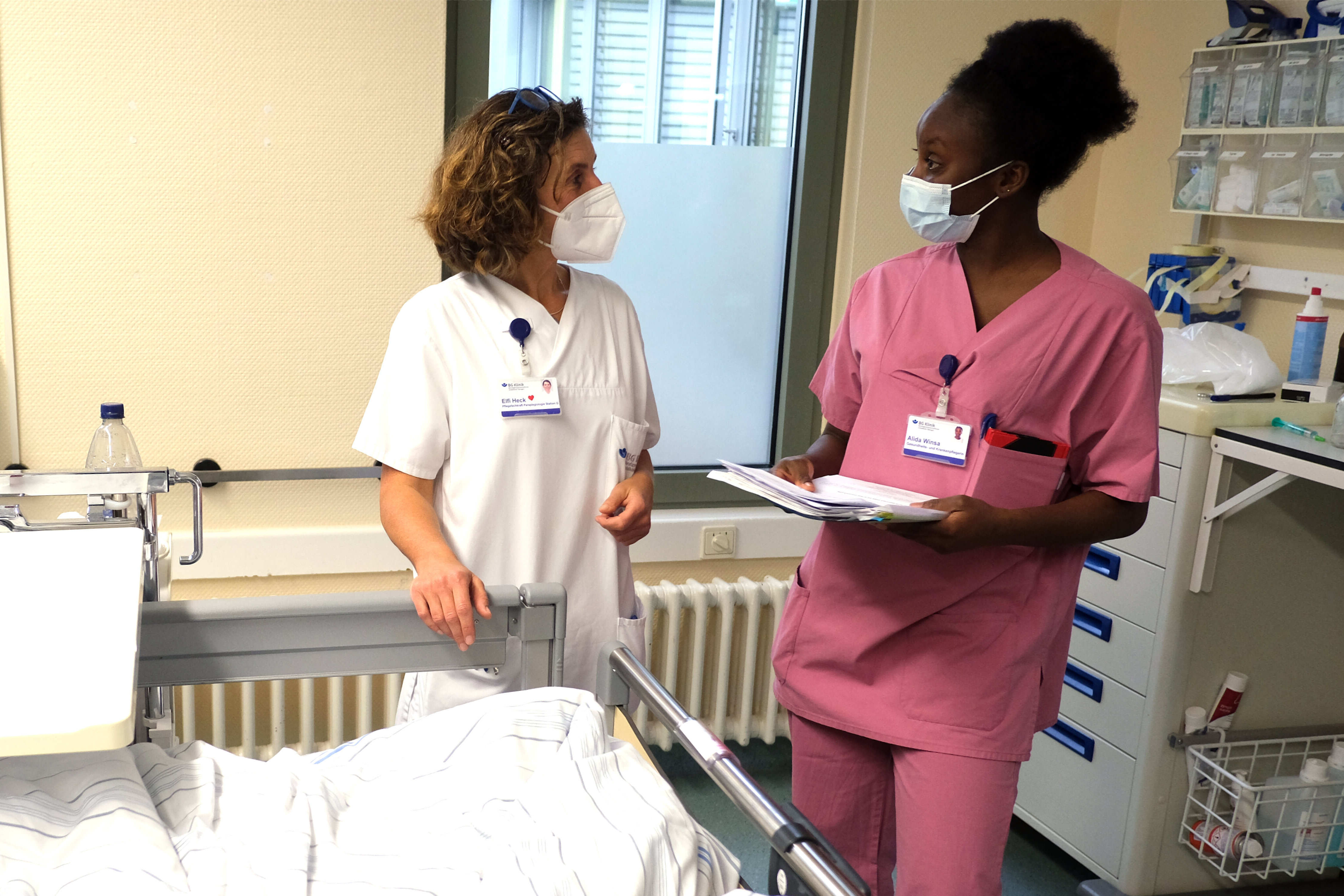 Übergabe einer Patientin auf der Intensivstation