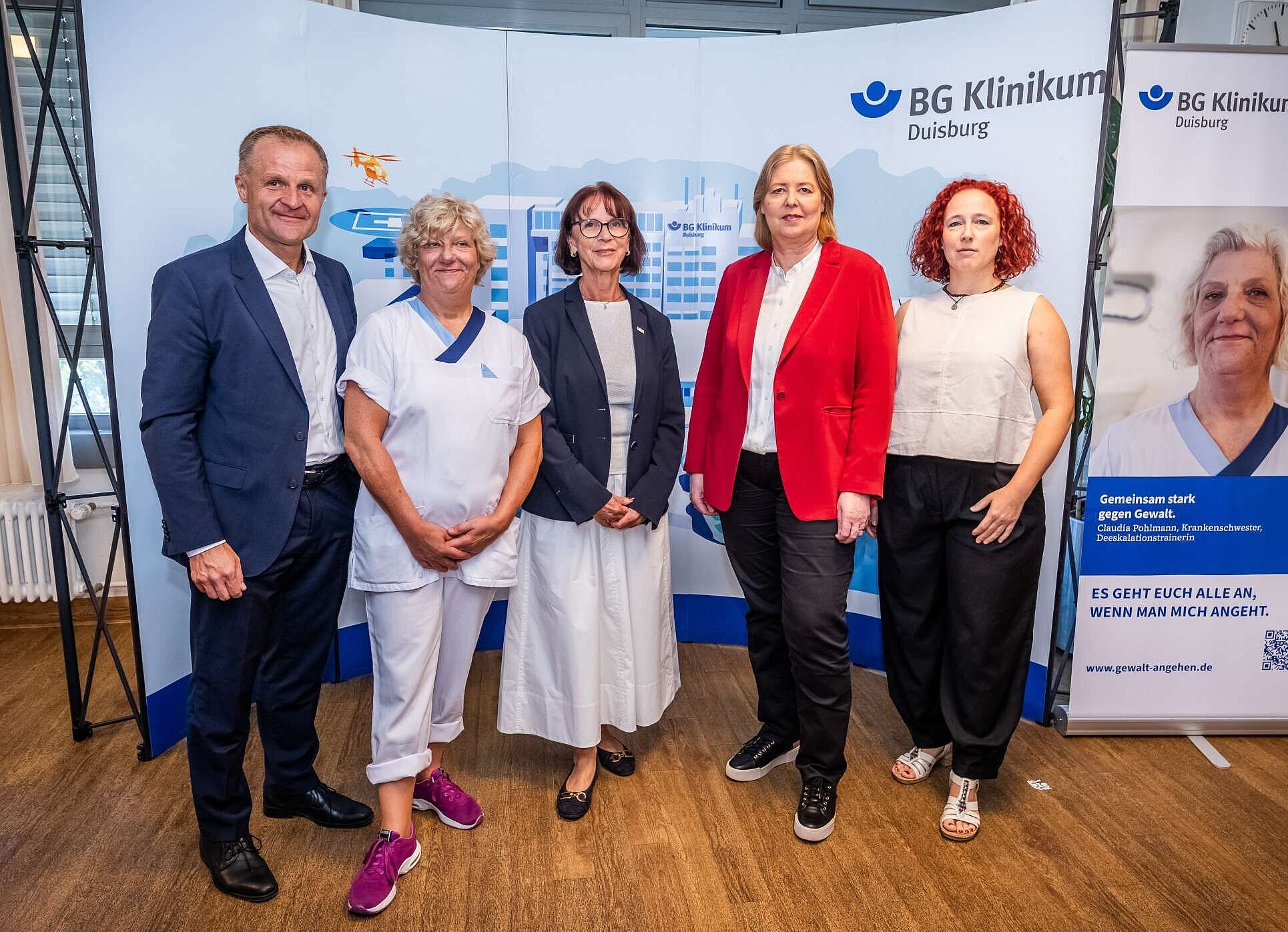 V. l. n. r.: Dr. Stephan Fasshauer, Claudia Plohmann, Brigitte Götz-Paul, Bärbel Bas, Ina Schwarze (Bildnachweis: Stephan Schütze / Bildschön)