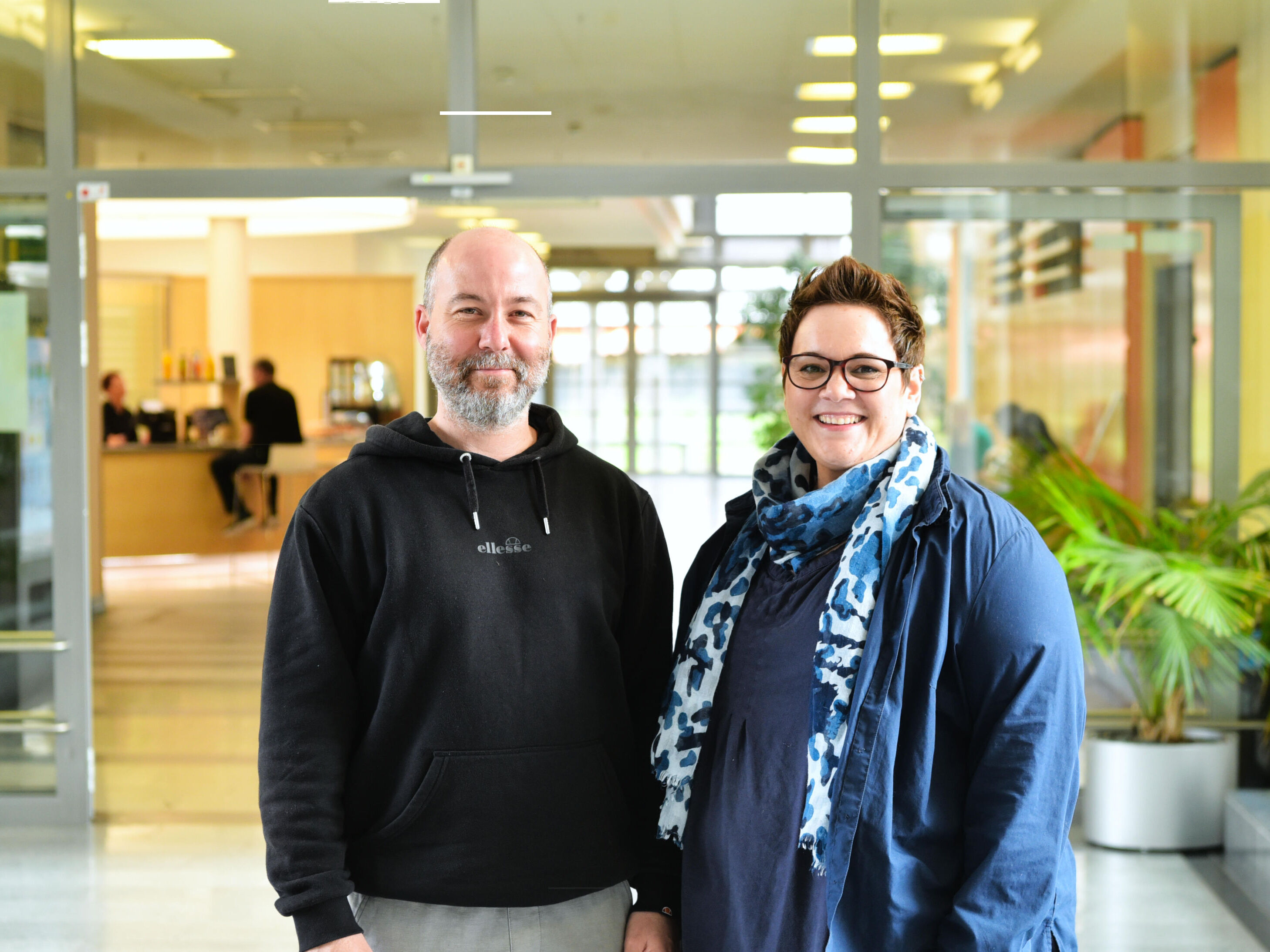 Bildunterschrift: René Brodermann, Teamleiter der Dialyse- und Intensivpools, gemeinsam mit Saskia Söhrmann, Teamleiterin der Springer- und Stationssekretariatspools. Bildnachweis: BG Universitätsklinikum Bergmannsheil