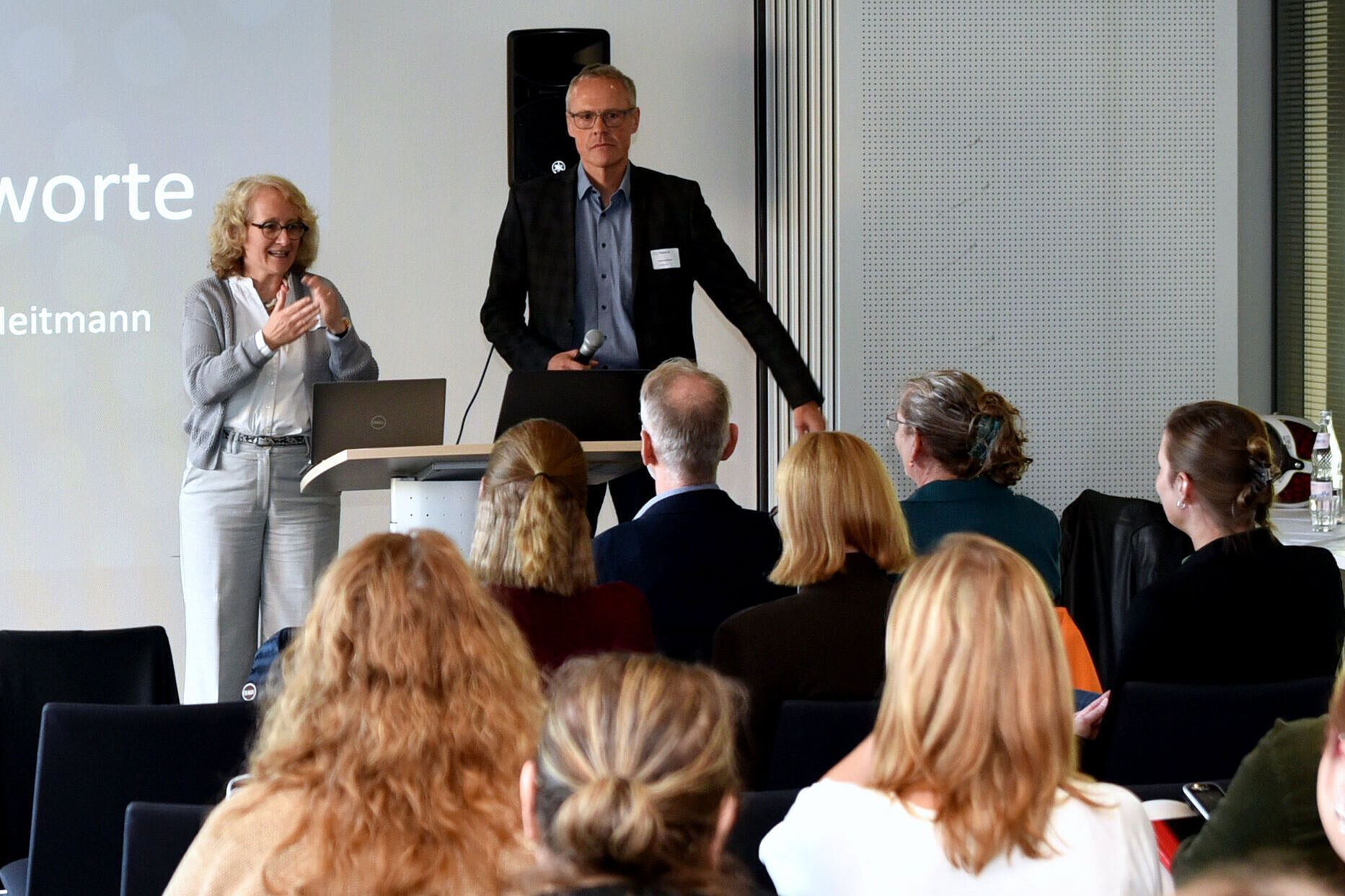 Bild (v. l.): Prof. Dr. Christiane Knecht (FH Münster) und Prof. Dr. Dieter Heitmann (EvH Bochum) bei der Abschlusspräsentation. Bildnachweis: Bergmannsheil