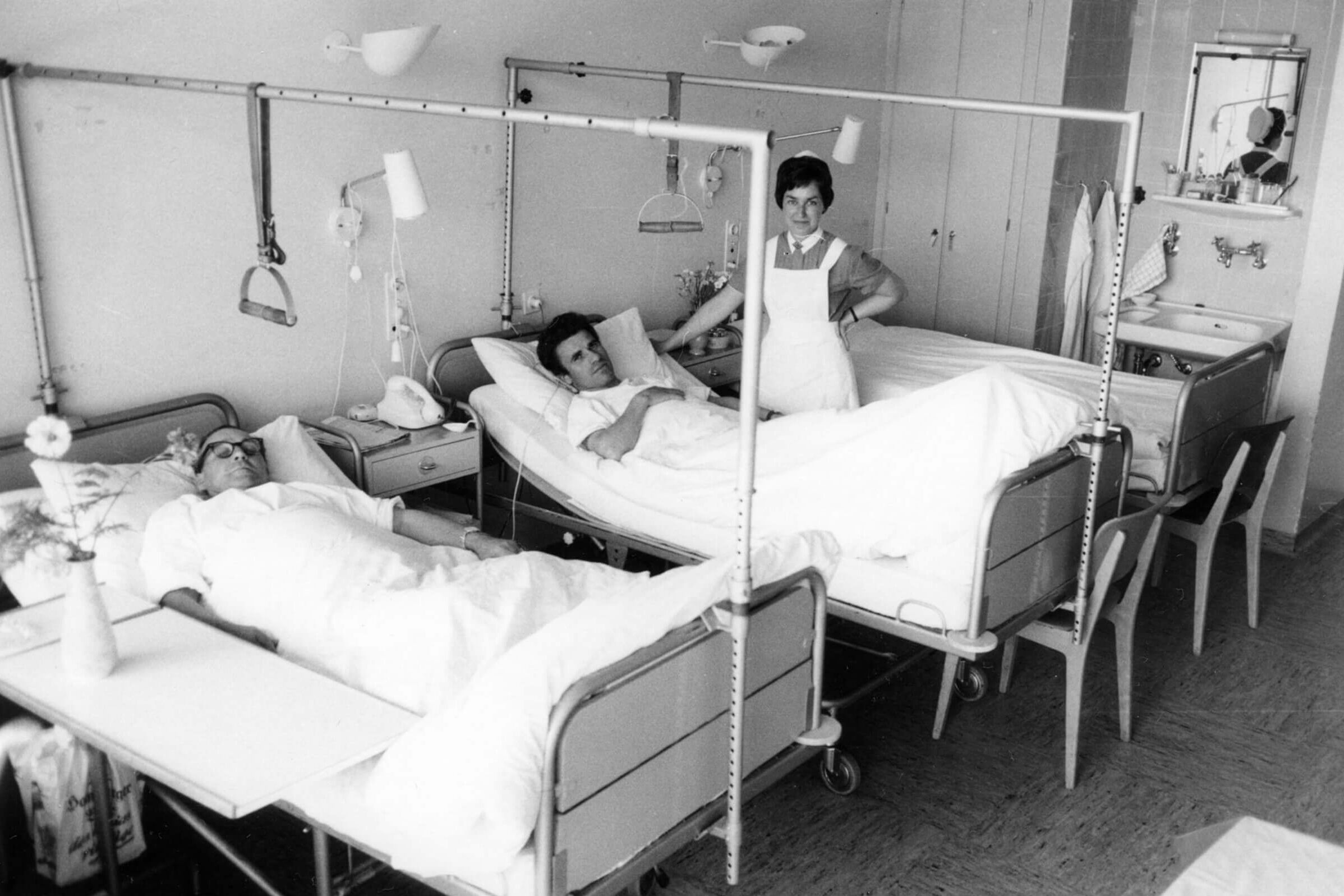 Pflegerin wendet an Patienten Pateintenbett