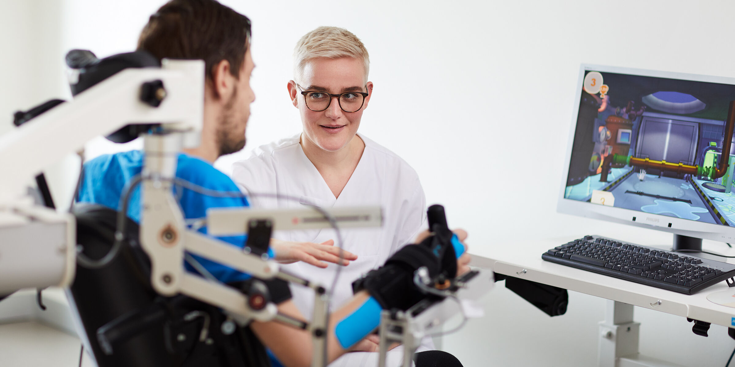 Medizinische Fachkraft bei der Behandlung eines Patienten