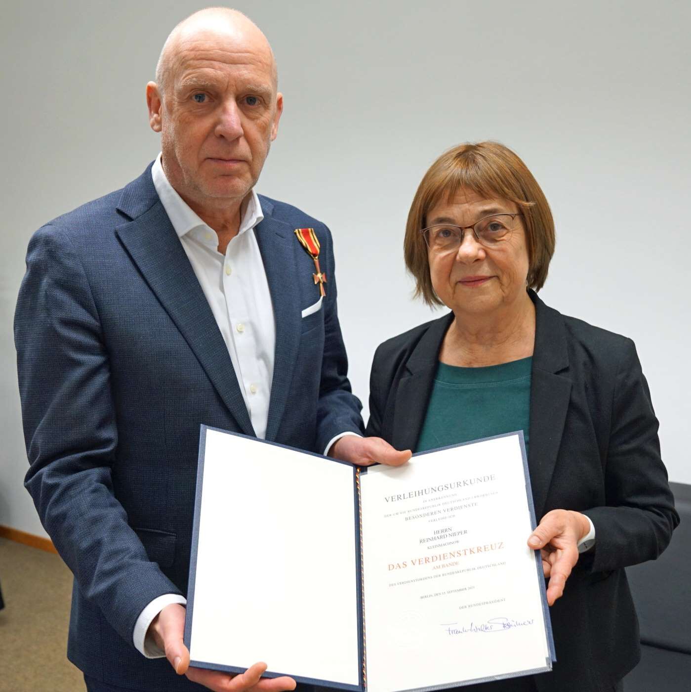 Ursula Nonnemacher überreicht Reinhard Nieper das Bundesverdienstkreuz