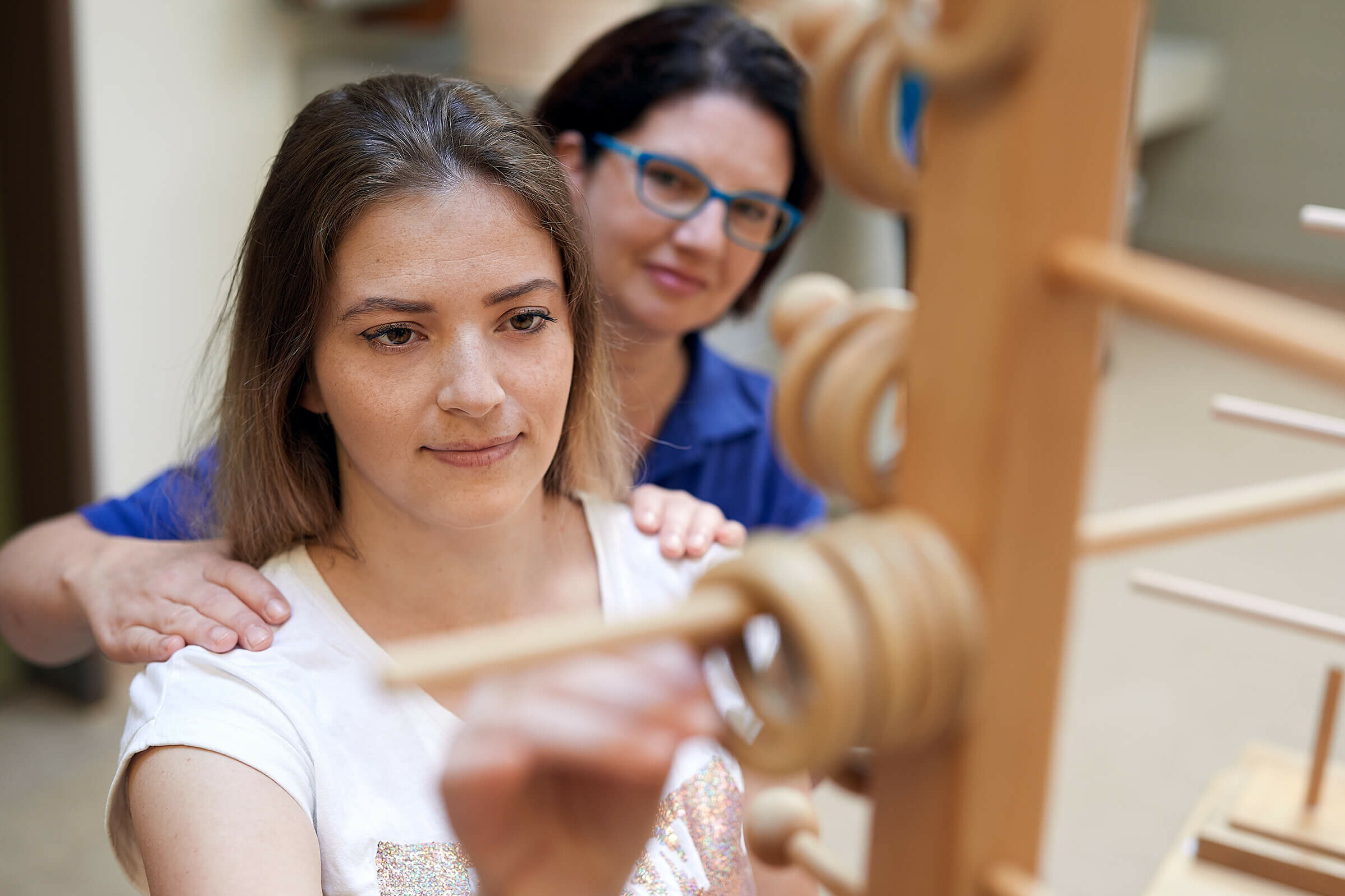 Rehabilitation Therapeutin unterstützt Patientin
