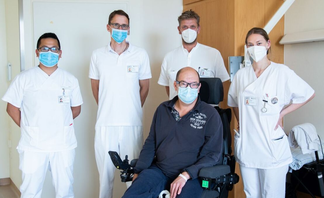 Dirk Rosenkranz mit seinen Physiotherapeuten und dem Pflegepersonal der Station
