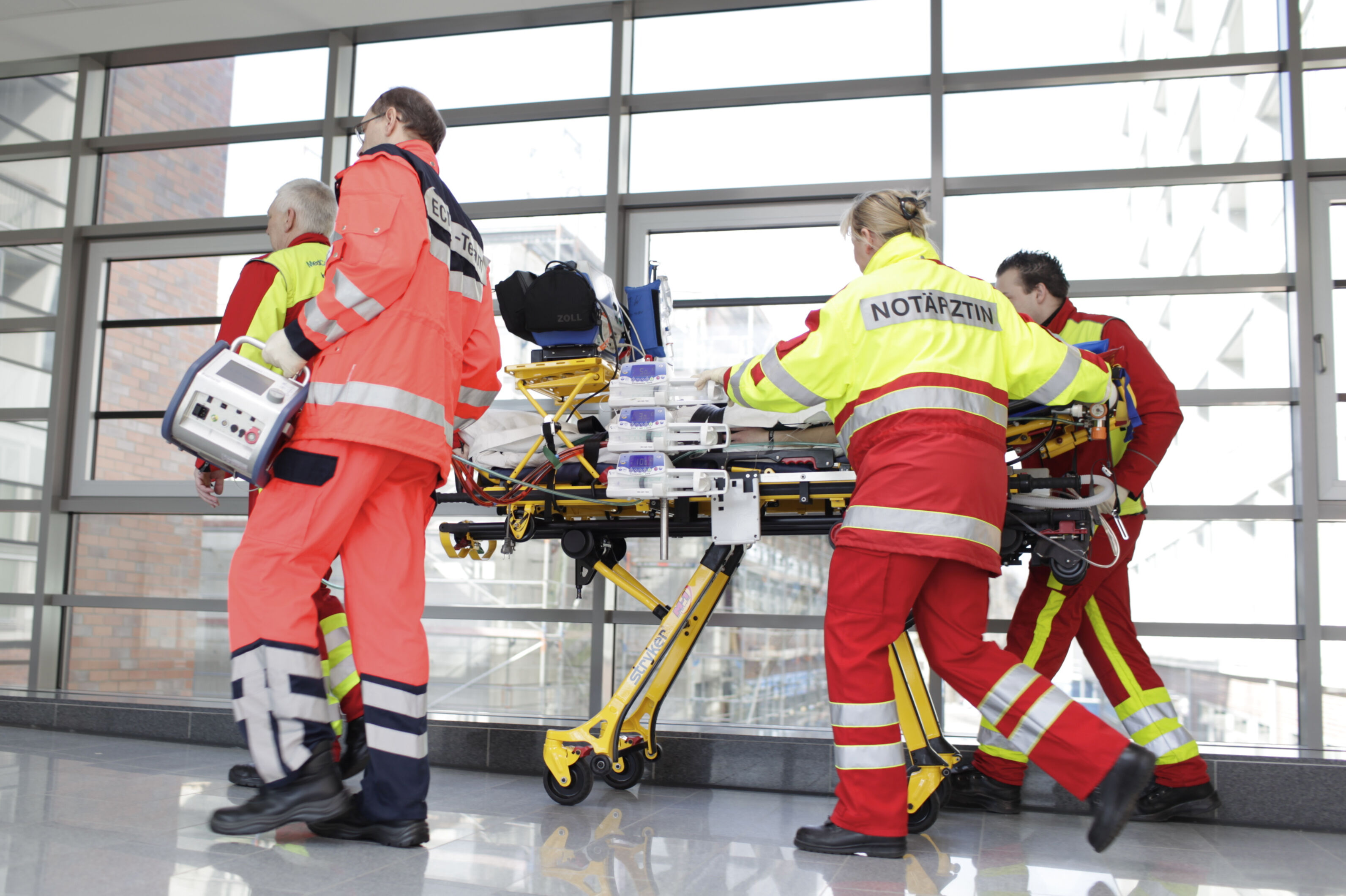 Transport eines Patientens durch den Rettungsdienst Transport eines Patientens durch den Rettungsdienst