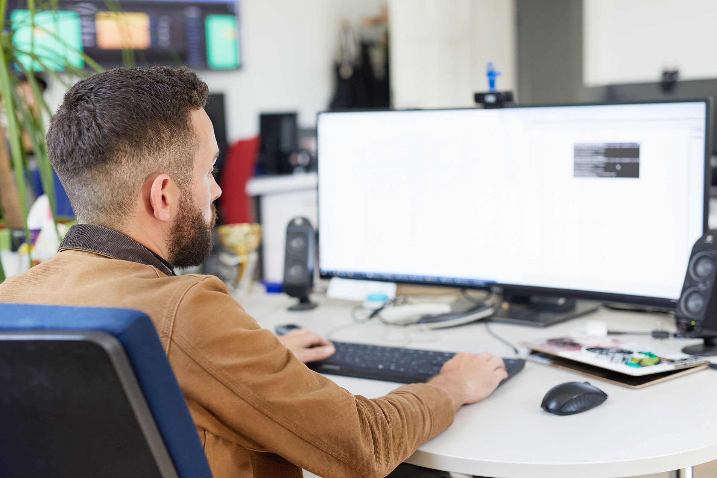 Fabian Tarruhn an seinem Schreibtisch: Während im Hintergrund leise Musik läuft, führt er eine Netzwerkabfrage durch. Der neue Computer von Oberarzt Gondert ist jetzt erreichbar.  