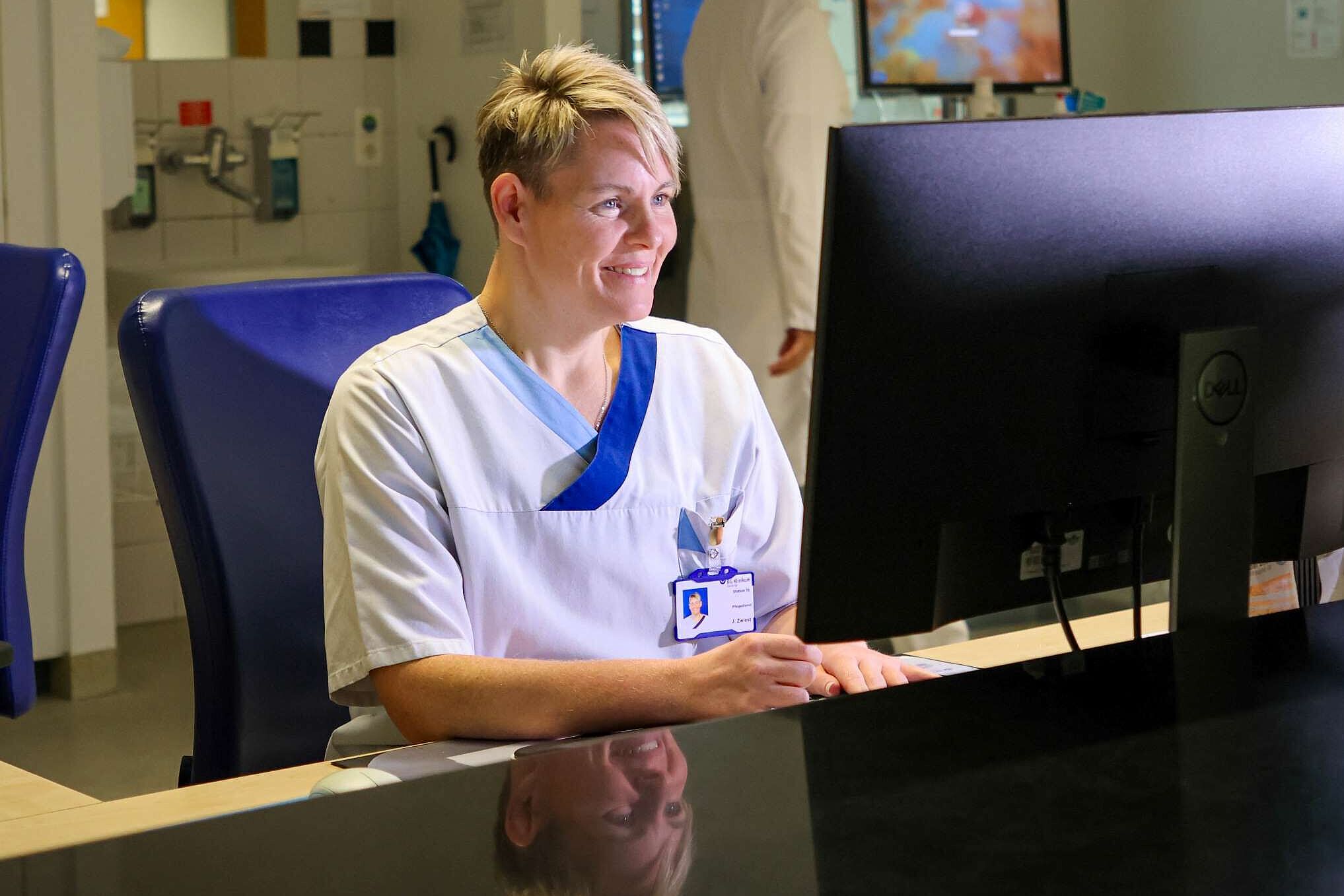Jessica Zwiest bei der Arbeit am PC