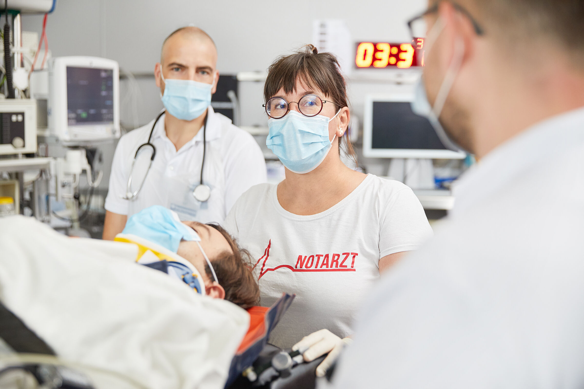 Eva Handschuh und zwei weitere Teammitglieder mit dem Patienten