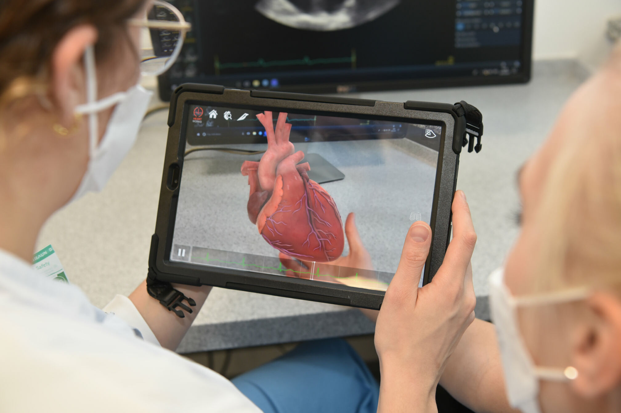 Bild: Mit dem AR-Tablet können Studierende Strukturen und Funktionen des Herzens sehr plastisch erlernen – und das Herzmodell sogar anfassen und bewegen.