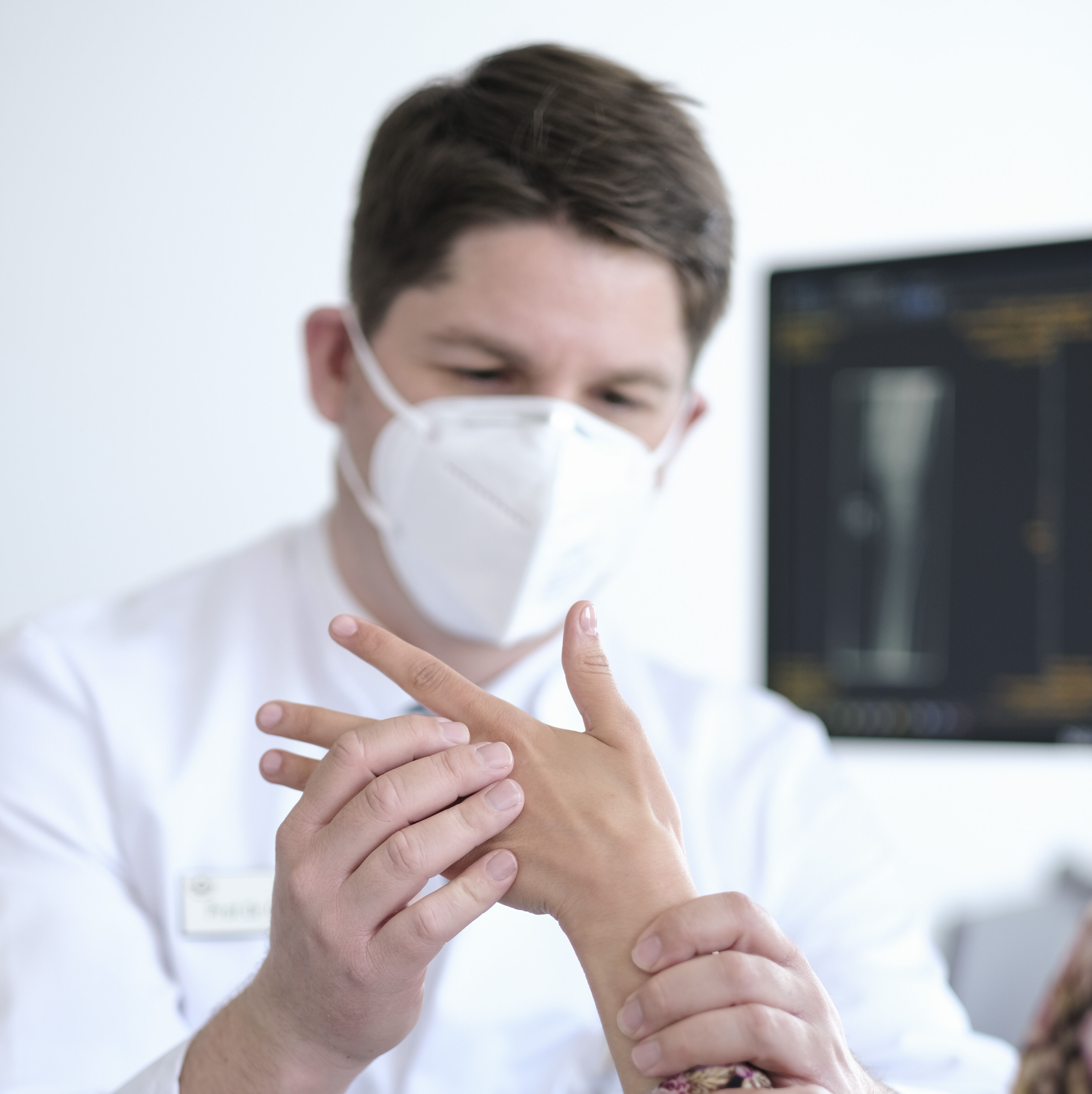 Prof. Hirche mit Patientin Prof. Hirche mit Patientin der Handchirurgie