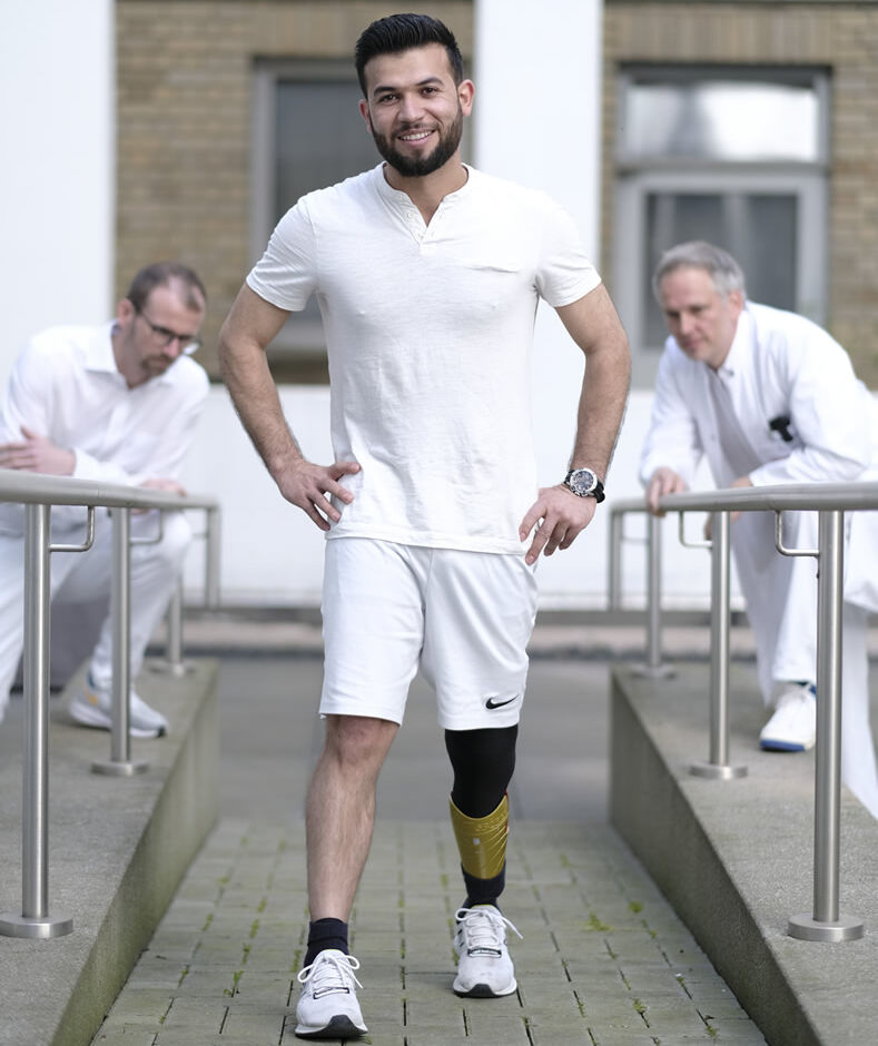 Dr. Benner und Orthopädietechniker mit Patient mit Prothese
