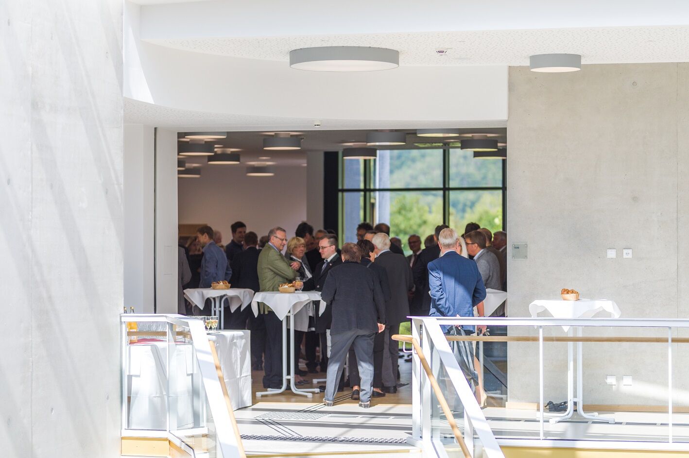 Eine Get-together-Szene bei einer Veranstaltung aus dem Treppenhaus fotografiert