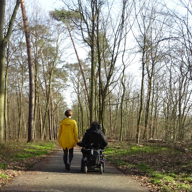 Rollstuhlfahrer mit Freundin Rollstuhlfahrer mit Freundin