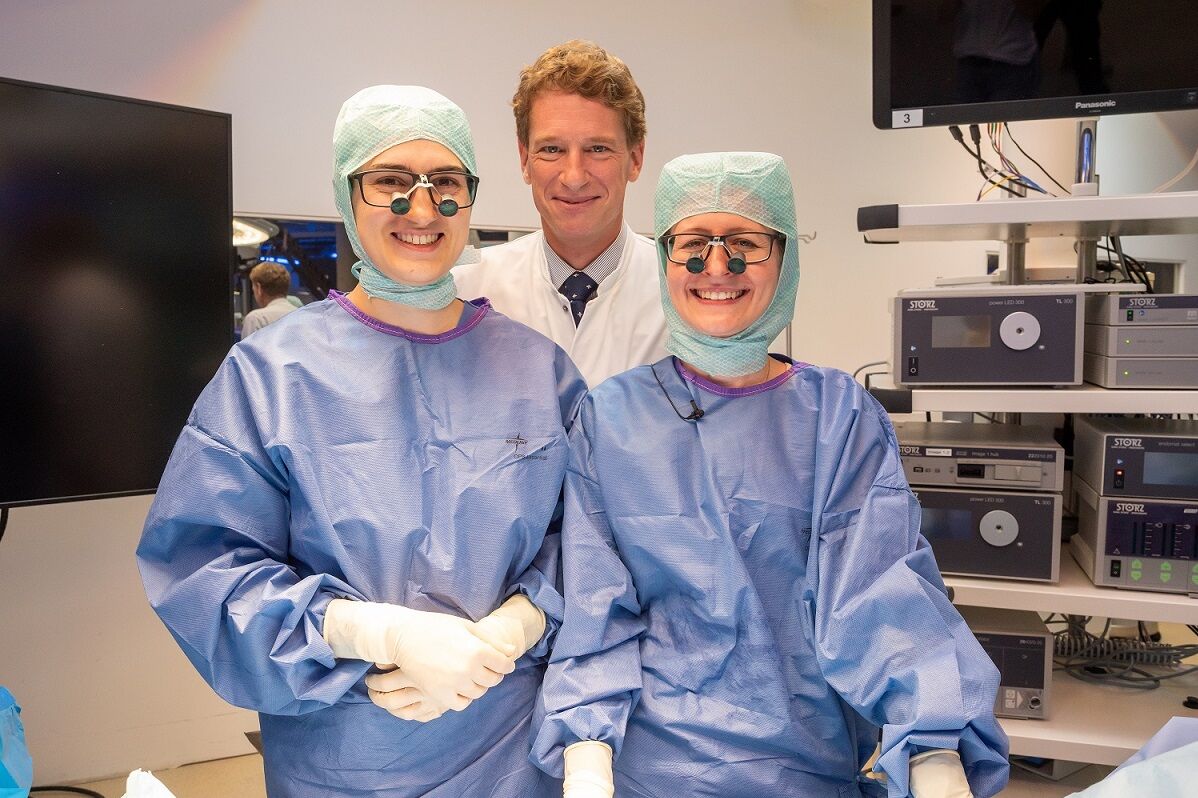 Prof. Dr. Adrien Daigeler mit Team Prof. Dr. Adrien Daigeler mit Team im OP