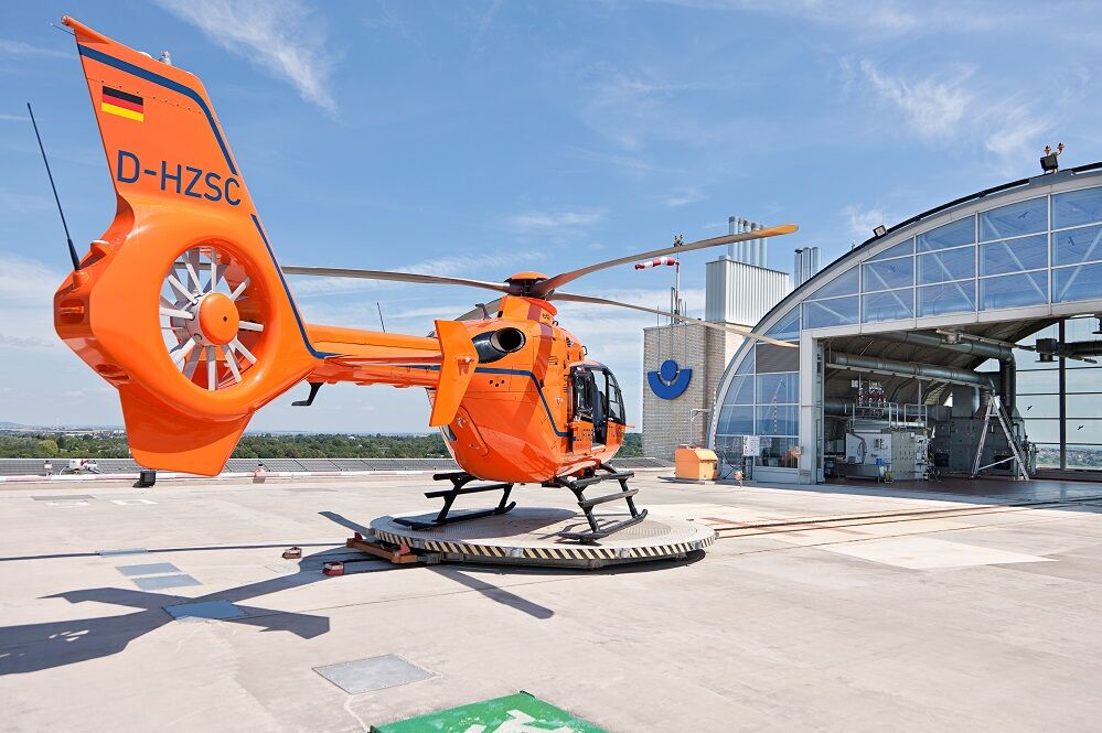 Der Rettungshubschrauber der BG Unfallklinik in Frankfurt am Main auf seinem Landeplatz Der Rettungshubschrauber auf seinem Landeplatz