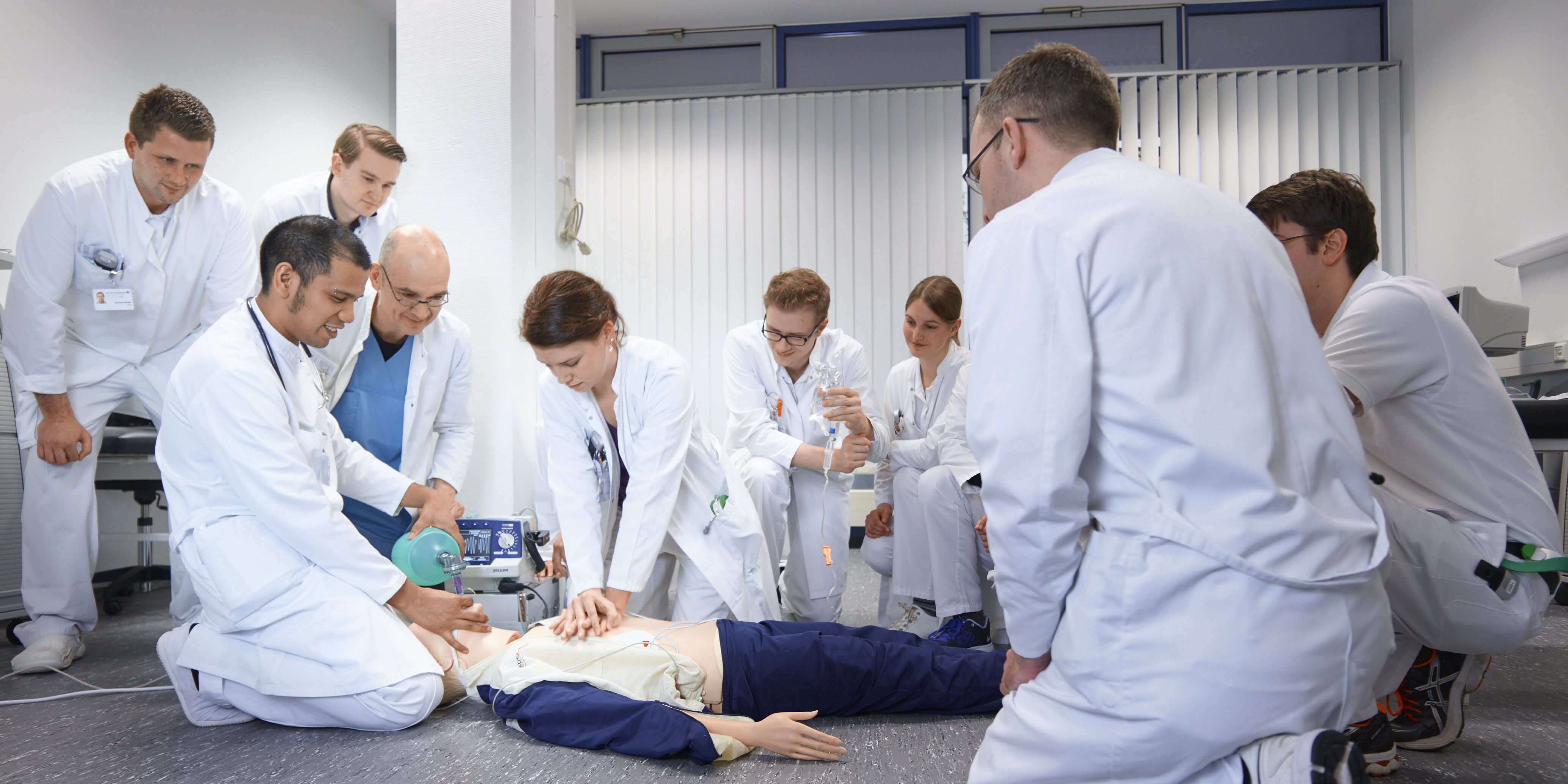 Simulationstraining: Studierende üben Ernstfall an Puppe