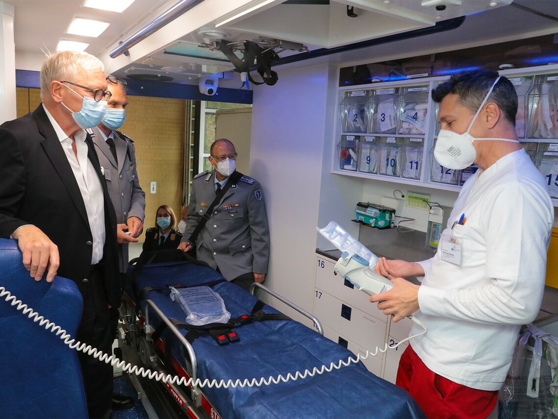 <p>Besichtigung eines Rettungsfahrzeugs in der Notaufnahme des BG Klinikums Unfallkrankenhaus Berlin</p>