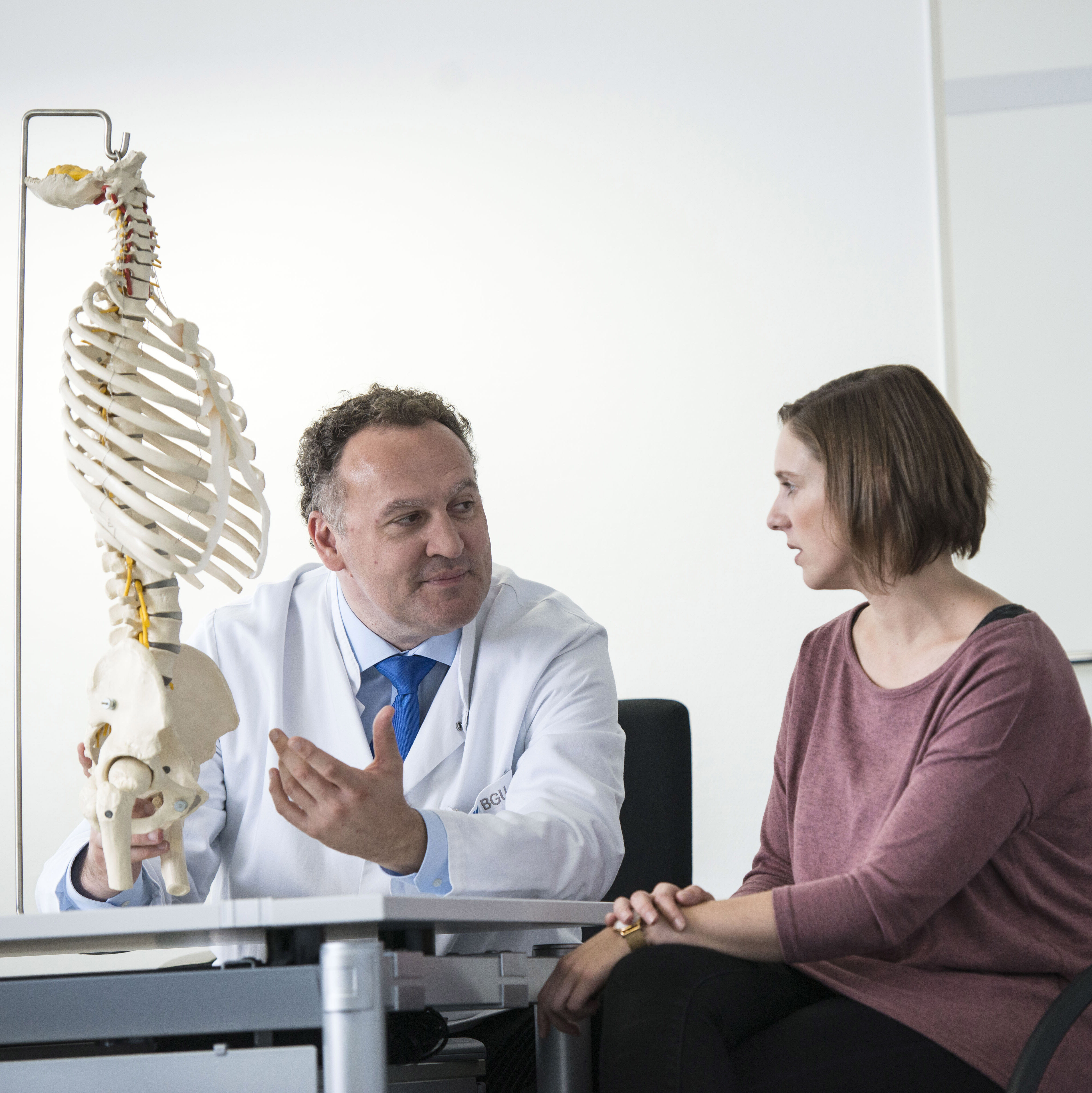 Prof. Kandziora mit Patientin Prof. Kandziora mit Patientin