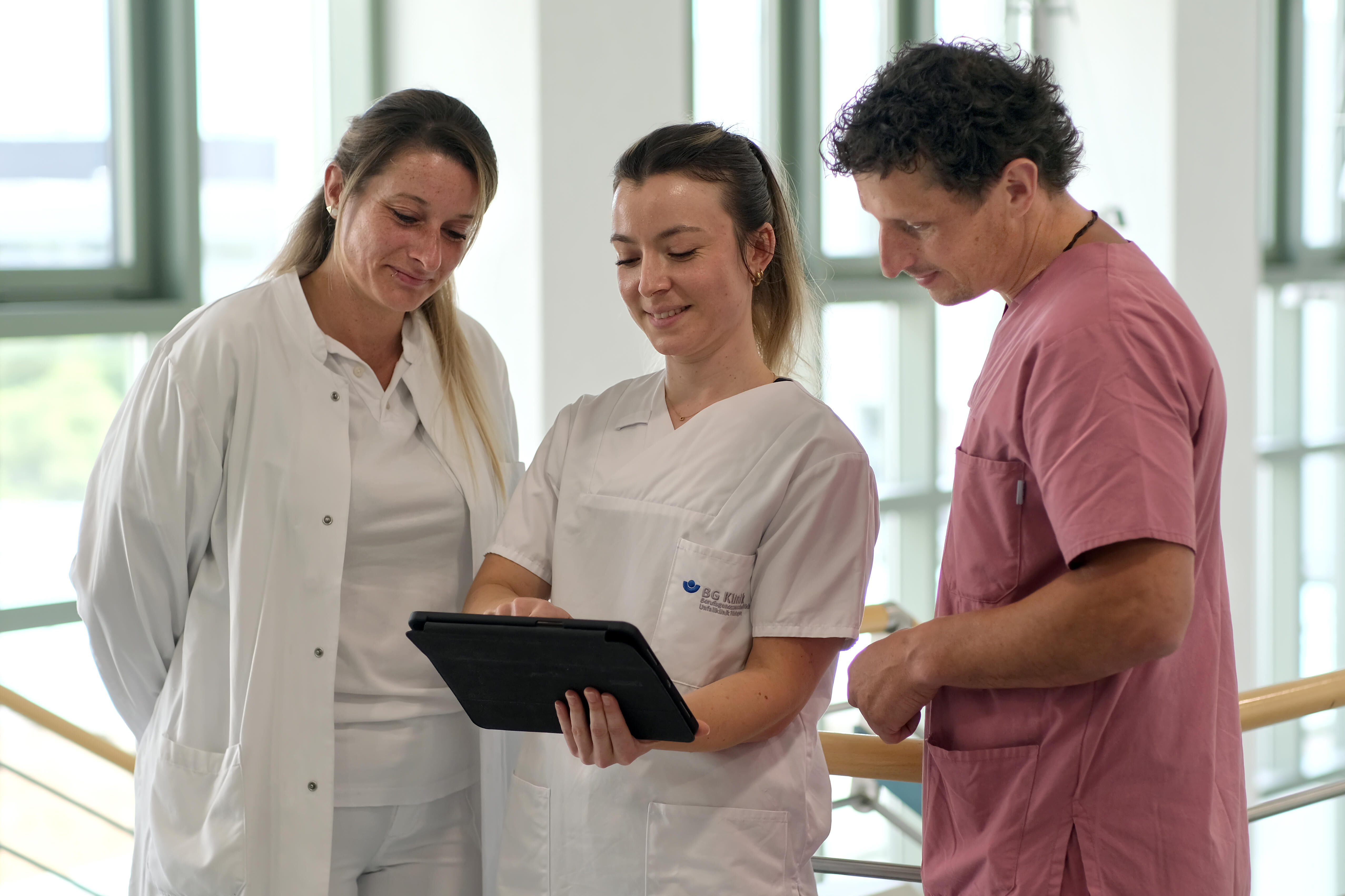 BG Klinik Tübingen Kolleginnen und Kollege im Gespräch