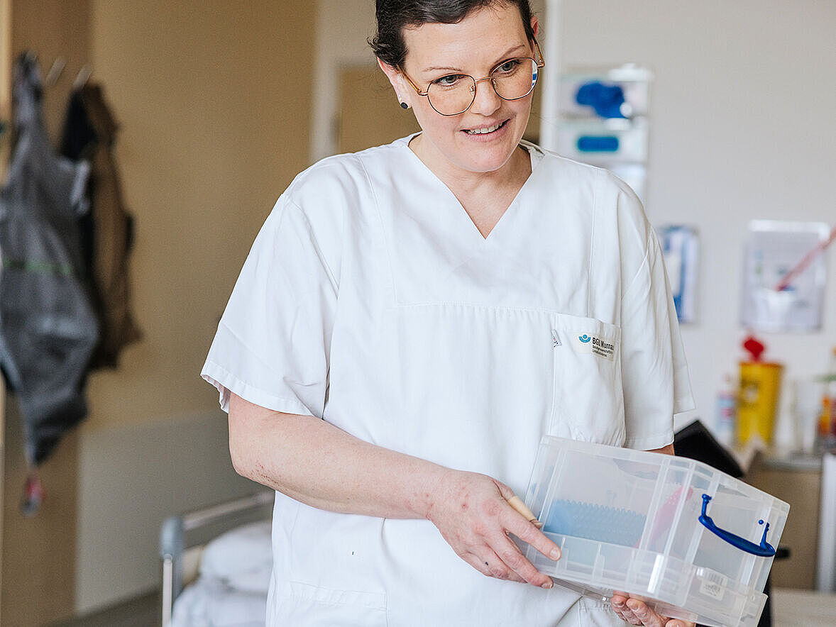 Patientenbetreuung mit Anwendung therapeutischer Hilfsmittel