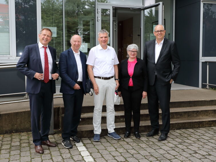 Foto (Ralf Bauer, frei): Neben Hr. Bovenschulte (v. li.): Jürgen Brötje, kaufmänn. Direktor BG Ambulanz, Uwe A. Nullmeyer, geschäftsf. Vorstand IG Airportstadt, Torsten Möller, Chefarzt BG Ambulanz, Karin Luckey, Vorstandsvorsitzende IG Airportstadt