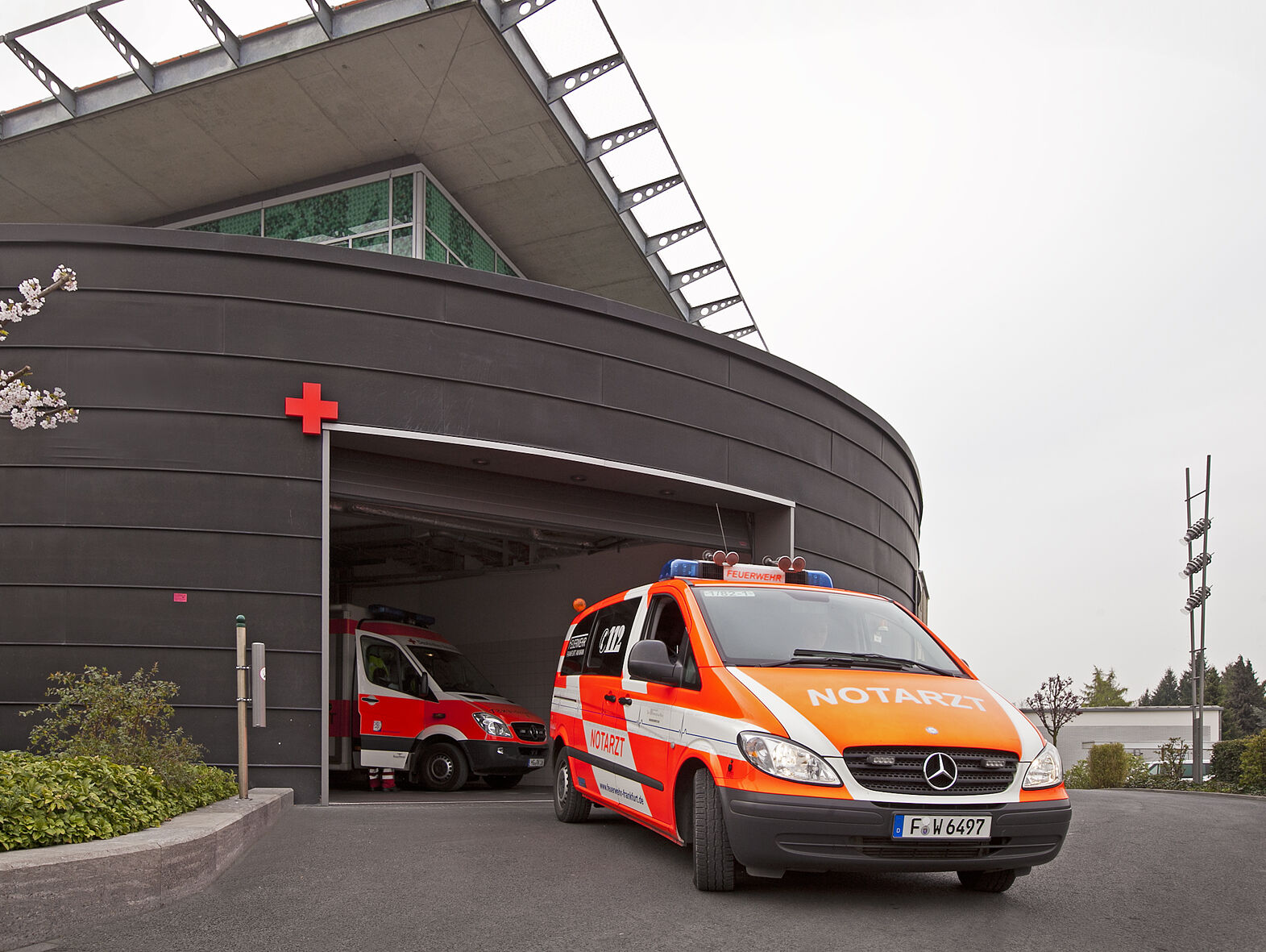 Notarzteinsatzwagen an der BGU Notarzteinsatzwagen an der BG Unfallklinik fährt zum Einsatz