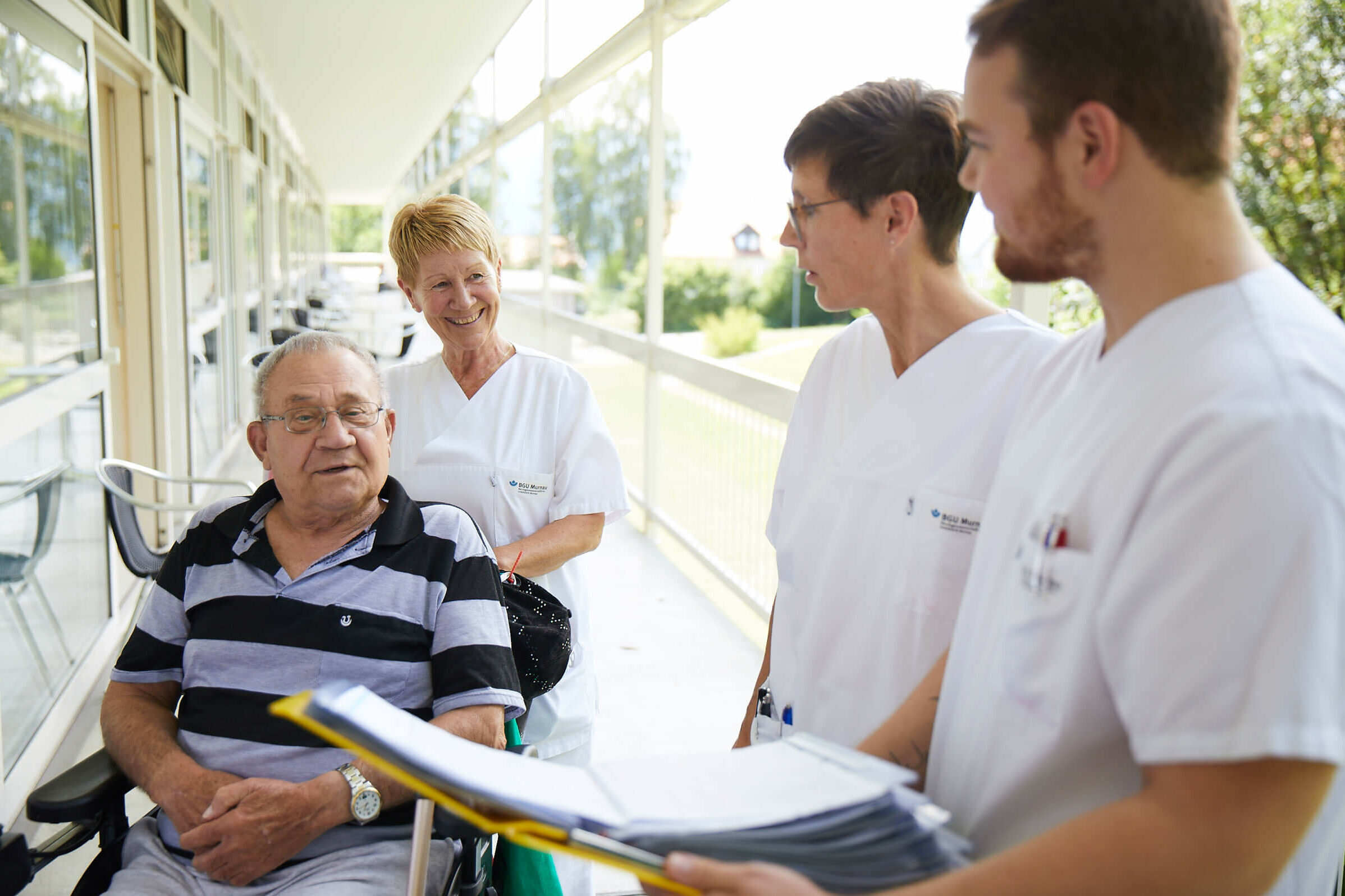 Pflege Pflegekräfte im Gespräch mit Patient