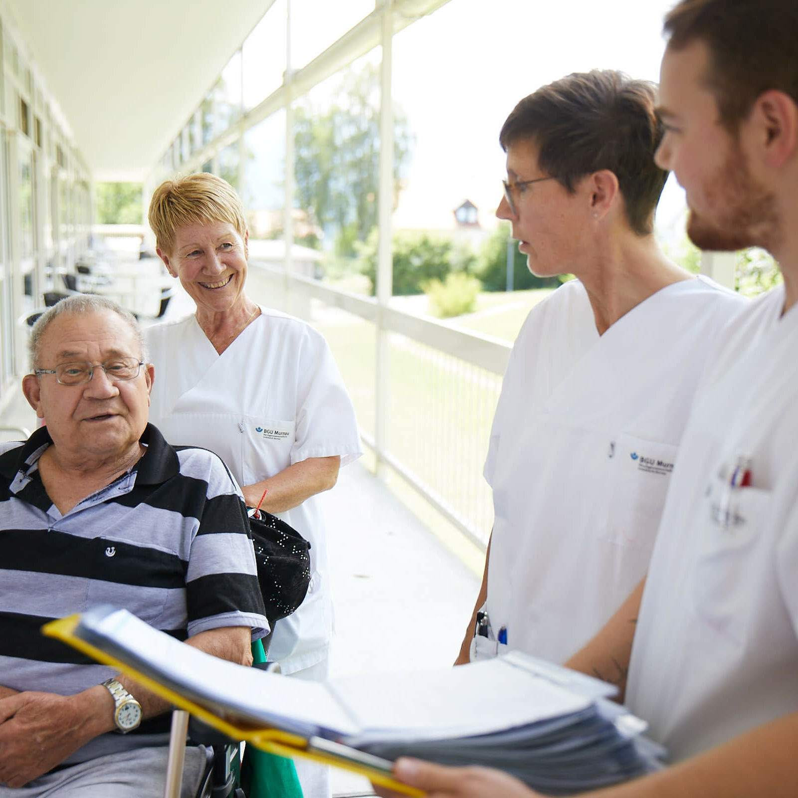 Pflegekräfte im Gespräch mit Patient