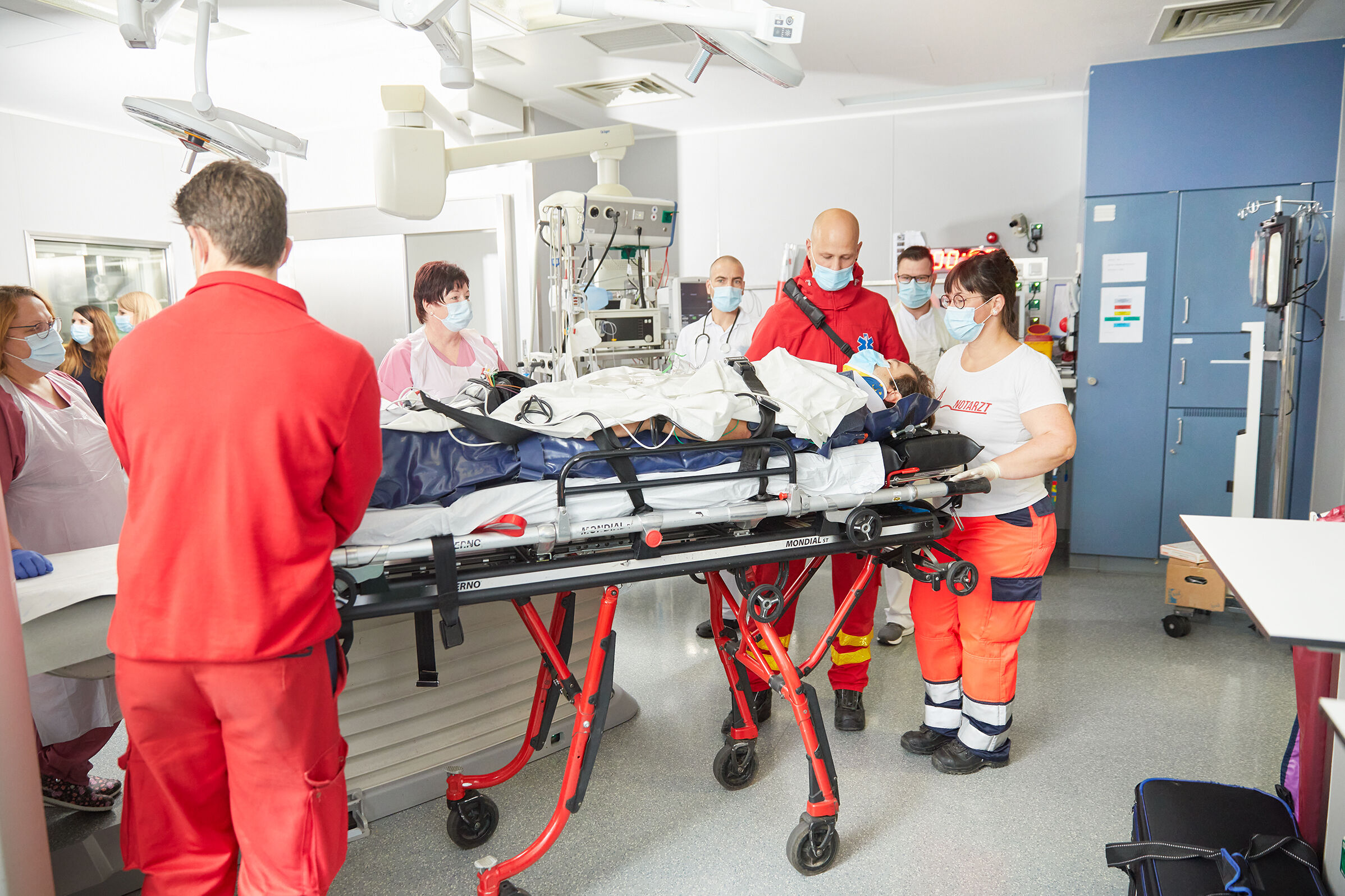 Im Schockraum warten bereits die Kollegen auf den Patienten. Für schnelle Diagnostik steht hier auch eine Ganzkörper-CT zur Verfügung. 