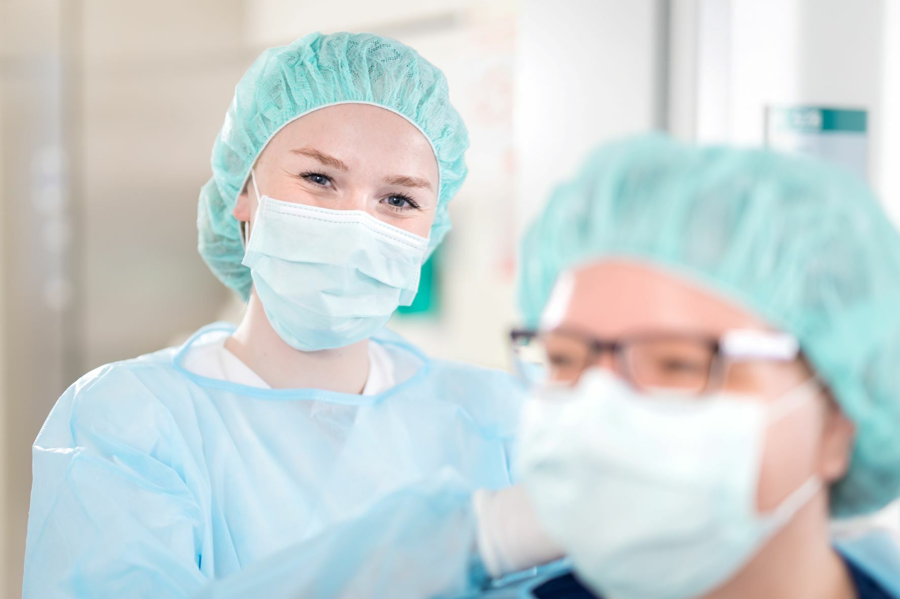 BG Kliniken - Unsere Einrichtungen Zwei Pflegefachkräfte mit Maske
