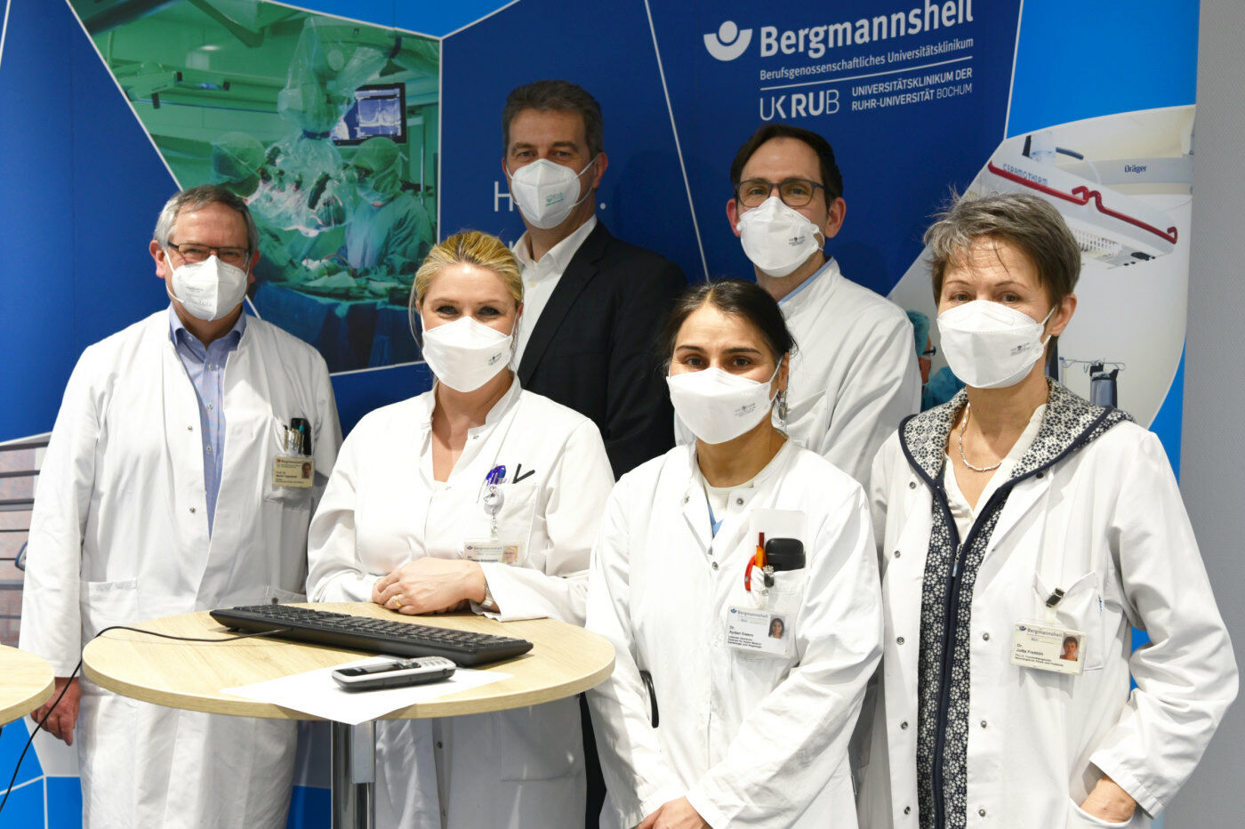 Prof. Dr. Martin Tegenthoff, Dr. Juliane Kronsbein, Markus Taddicken, Dr. Aydan Ewers, Dr. Sven Jung und Dr. Jule Frettlöh erläuterten in Kurzreferaten ihre Erfahrungen. Bildnachweis: Bergmannsheil Prof. Dr. Martin Tegenthoff, Dr. Juliane Kronsbein, Markus Taddicken, Dr. Aydan Ewers, Dr. Sven Jung und Dr. Jule Frettlöh erläuterten in Kurzreferaten ihre Erfahrungen. Bildnachweis: Bergmannsheil
