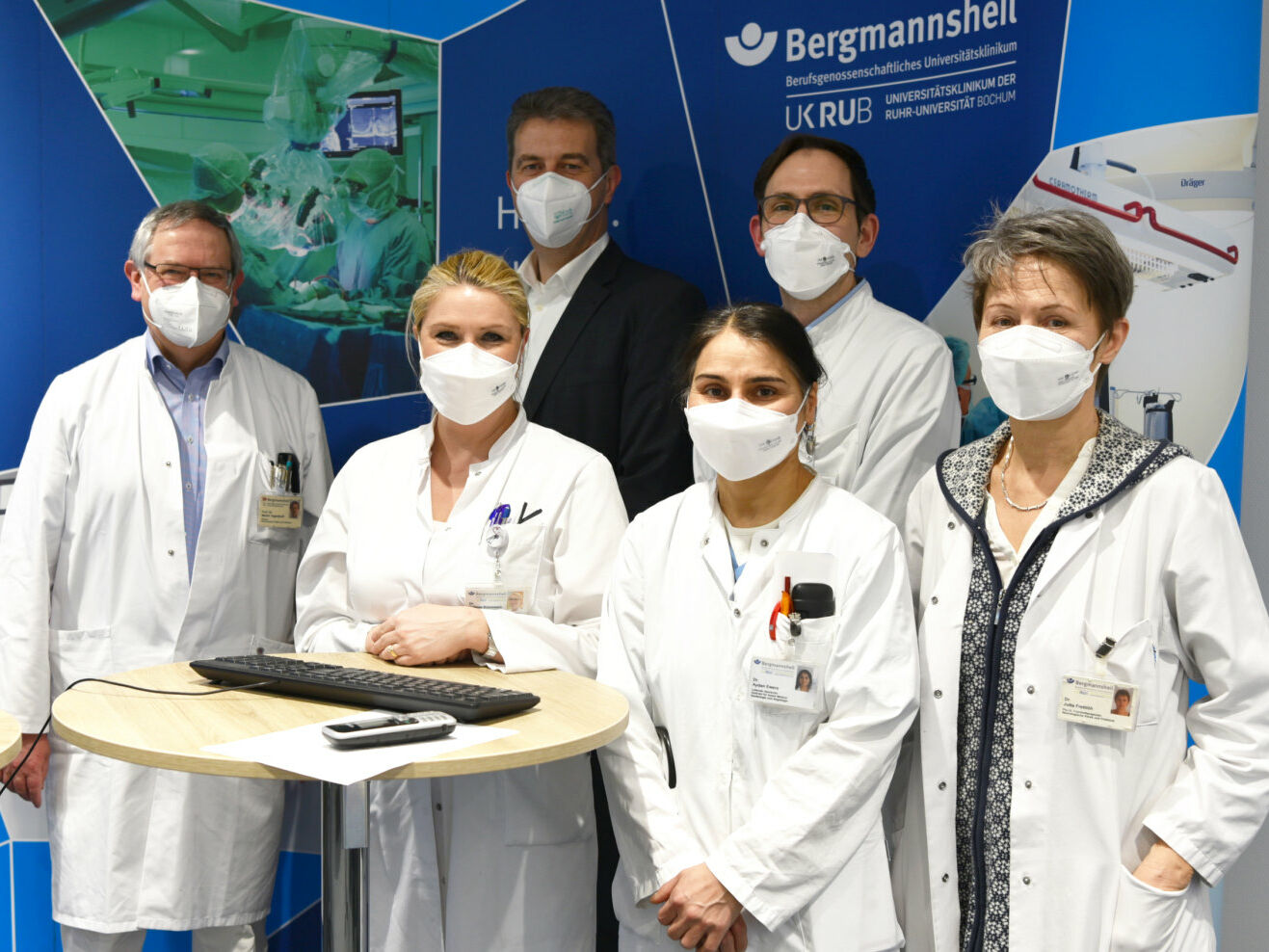 (v.l.): Prof. Dr. Martin Tegenthoff, Dr. Juliane Kronsbein, Markus Taddicken, Dr. Aydan Ewers, Dr. Sven Jung und Dr. Jule Frettlöh erläuterten in Kurzreferaten ihre Erfahrungen. Bildnachweis: Bergmannsheil Prof. Dr. Martin Tegenthoff, Dr. Juliane Kronsbein, Markus Taddicken, Dr. Aydan Ewers, Dr. Sven Jung und Dr. Jule Frettlöh erläuterten in Kurzreferaten ihre Erfahrungen