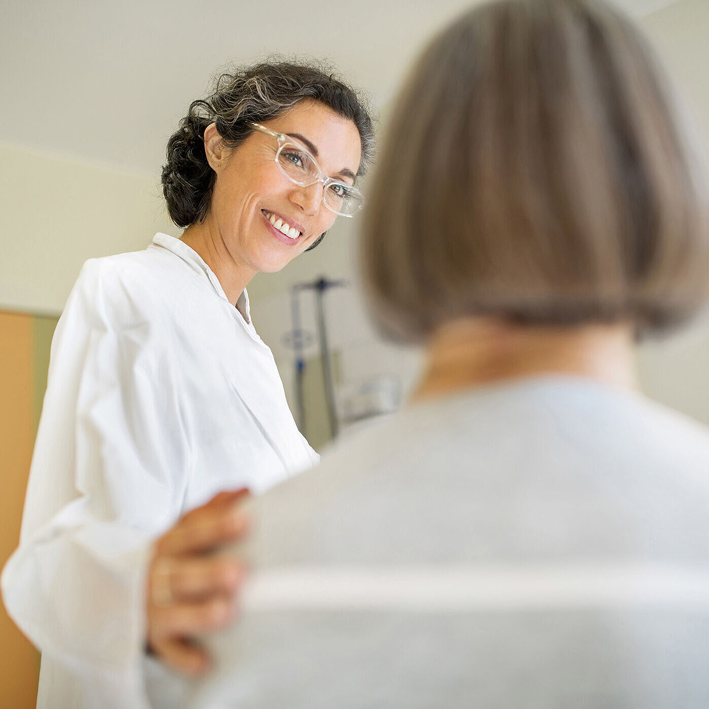 Ärztin im Gespräch mit Patientin