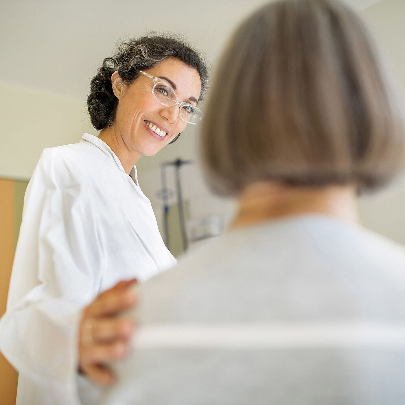 Ärztin im Gespräch mit Patientin