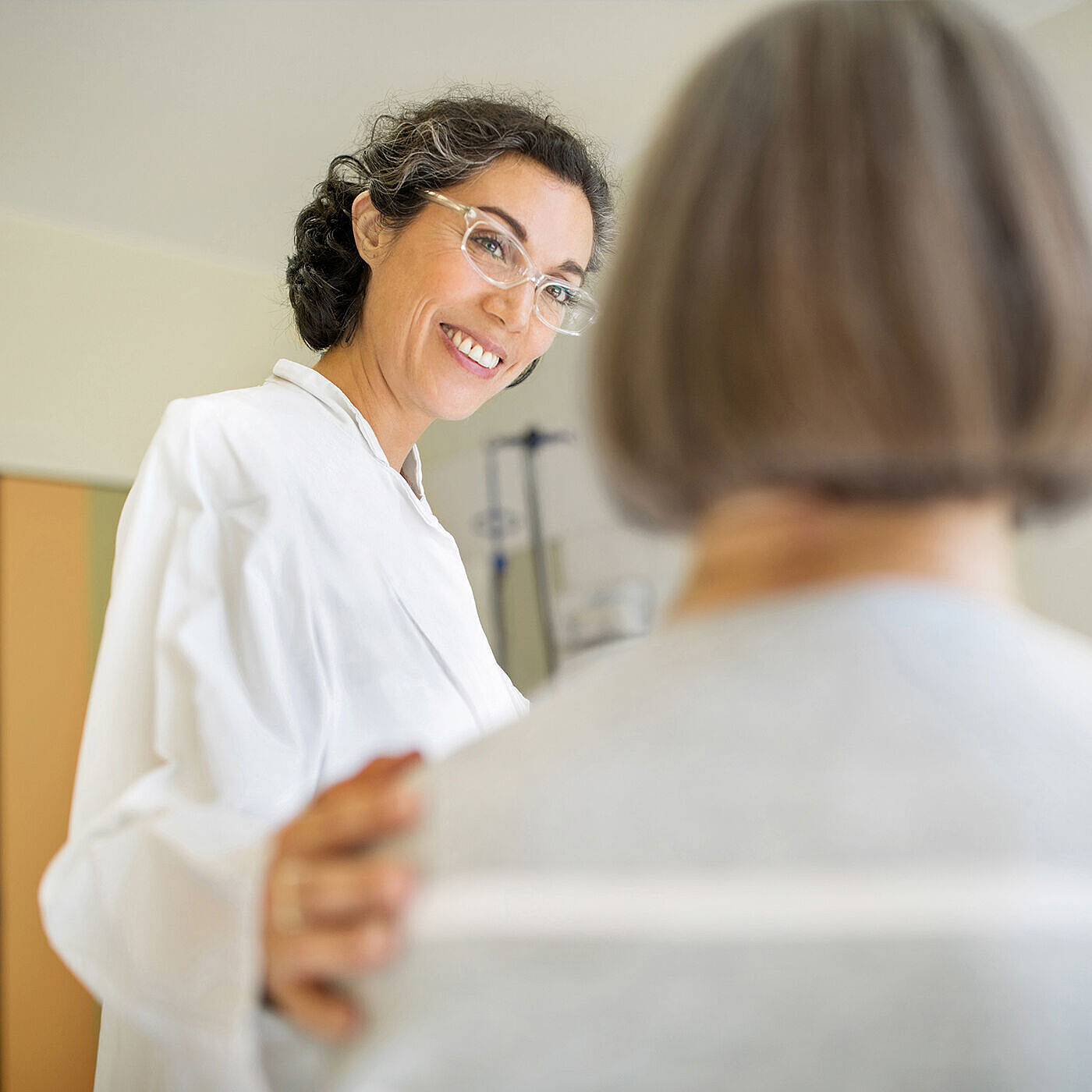 Ärztin im Behandlungsraum mit einer Patientin