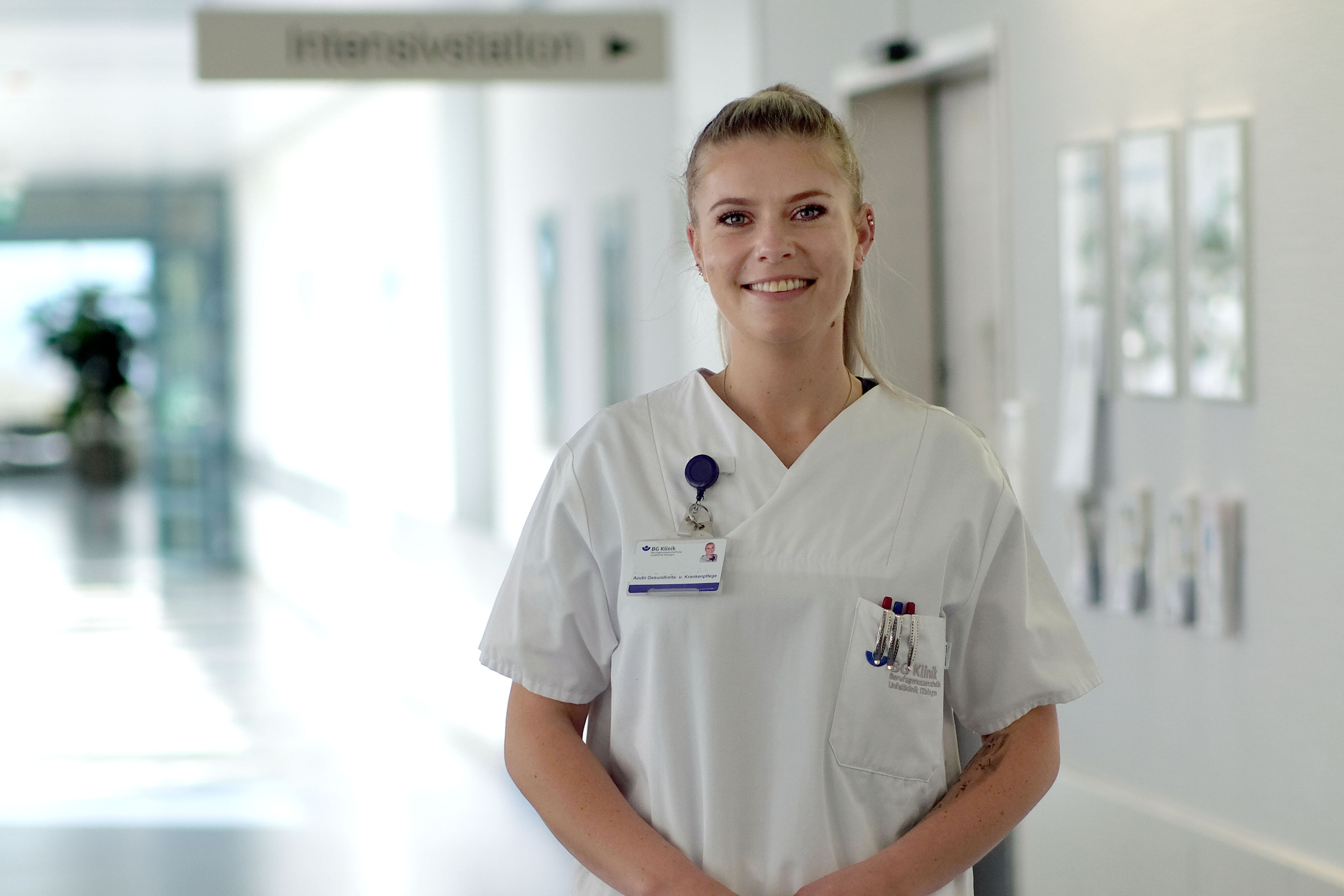 Milena Reinhardt absolviert eine Ausbildung zur Gesundheits- und Krankenpflegerin in der BG Klinik Tübingen. Die 24-Jährige schätzt die gute Anleitung in den Praxisphasen.
