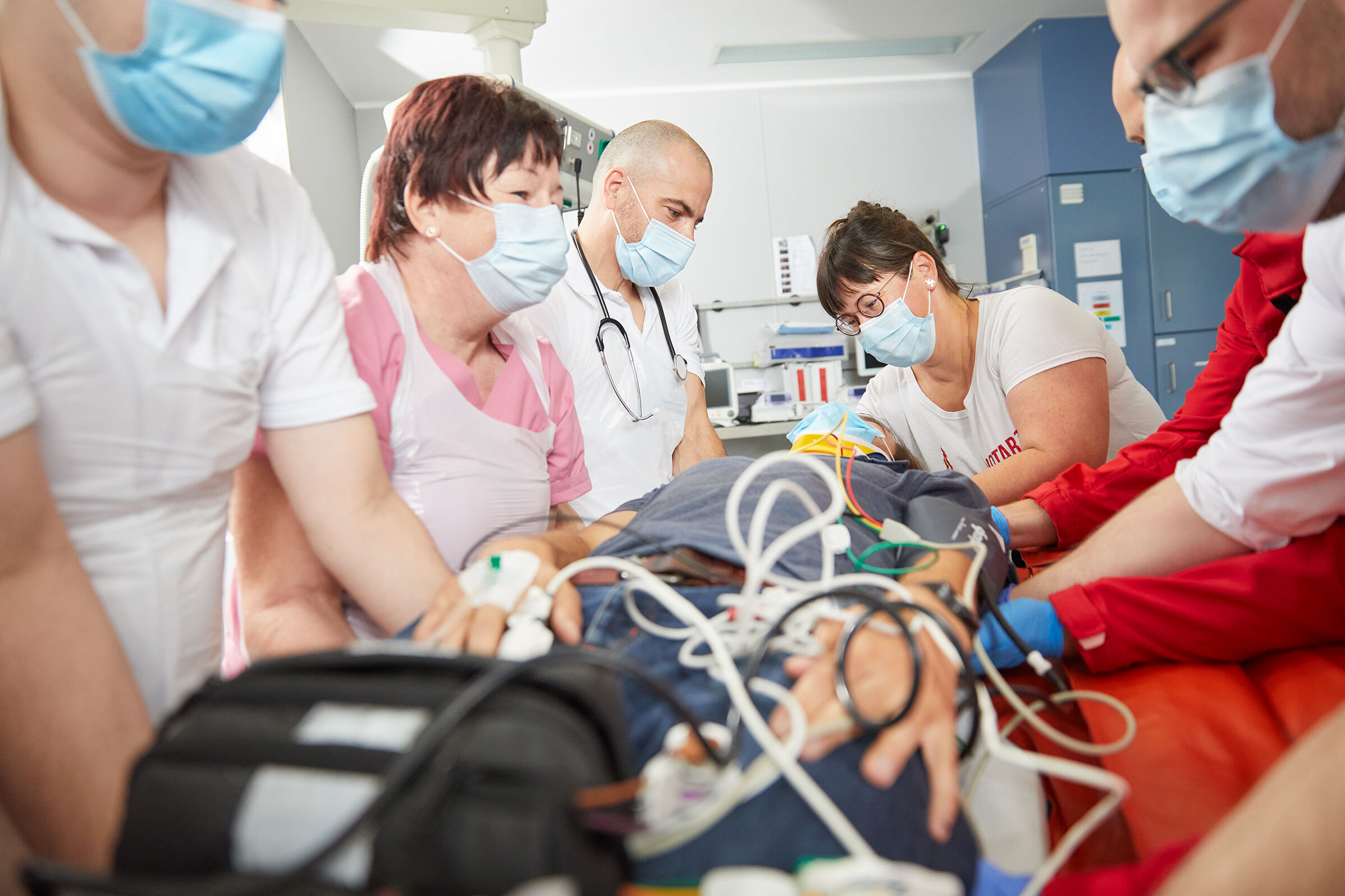 Beim Umlagern des Patienten auf den CT-Tisch packen alle mit an. Das BG Klinikum Bergmannstrost Halle war die erste Klinik in der Region mit einer Ganzkörper-CT im Schockraum. 