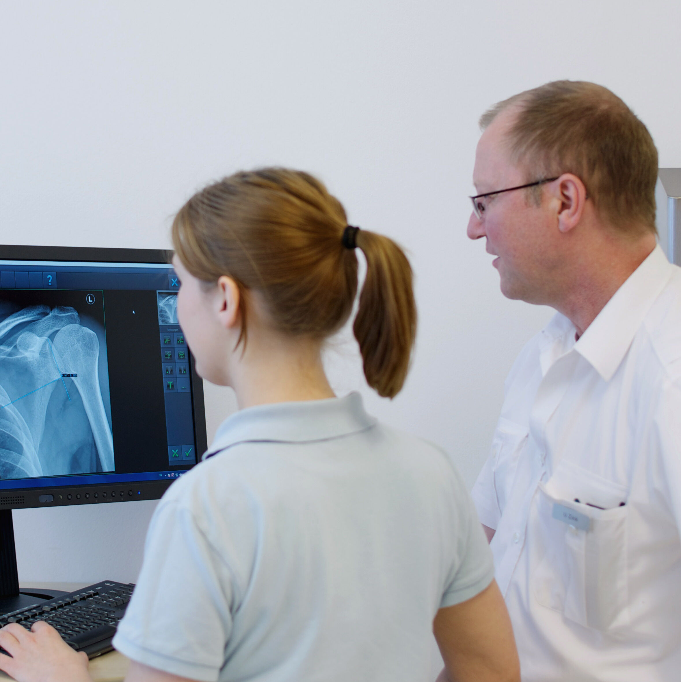 Mediziner und medizinische Fachangestellte betrachten Röntgenbild