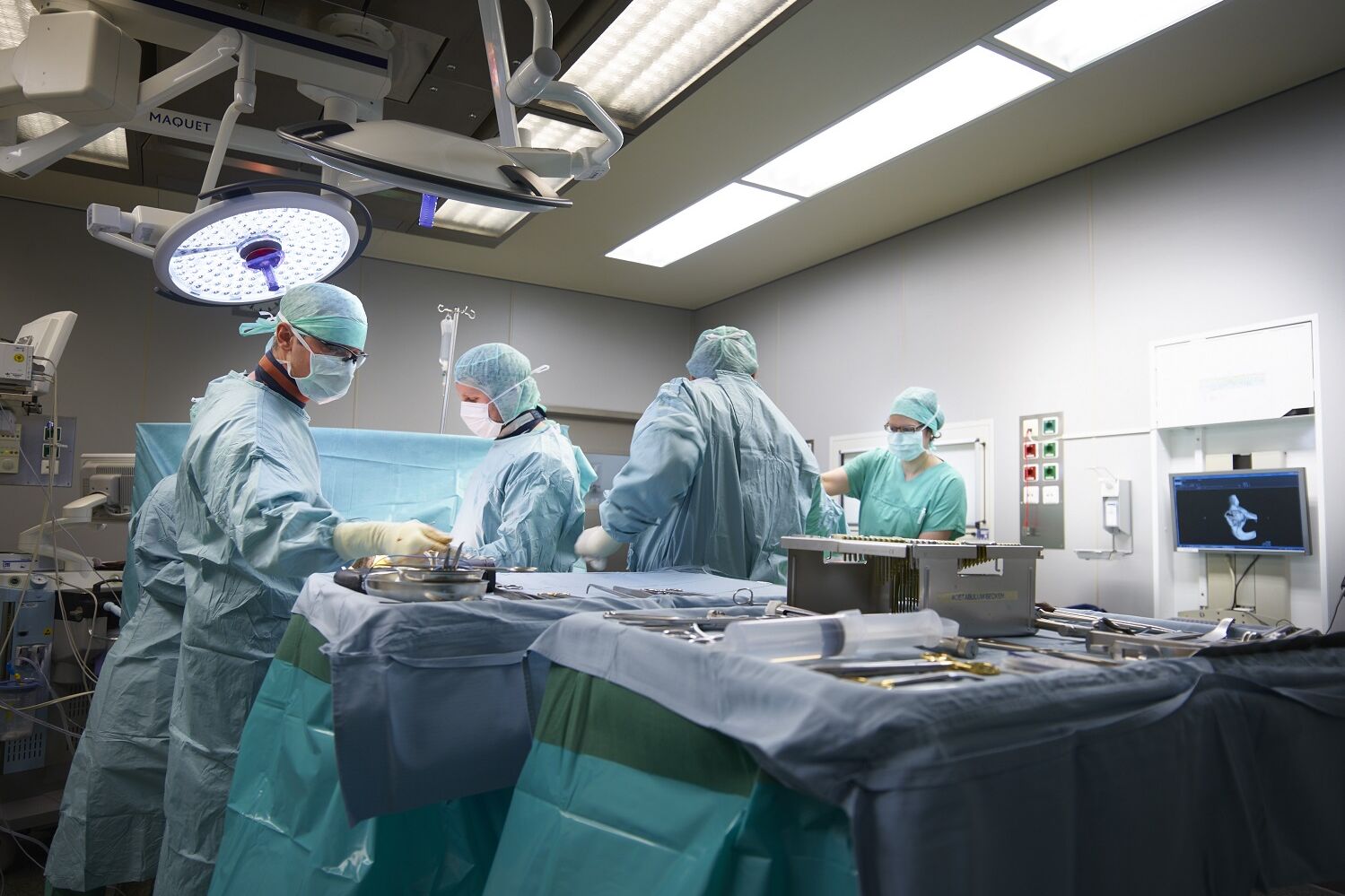 Unfallchirurgen im OP