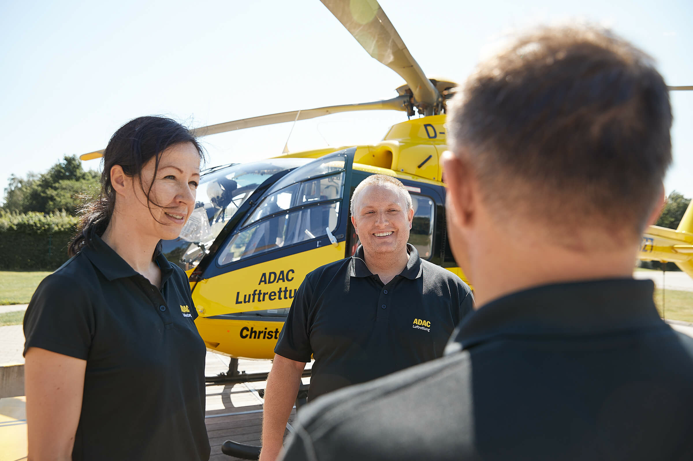 Akut- und Rehamedizin Rettungskräfte vor dem Helicopter