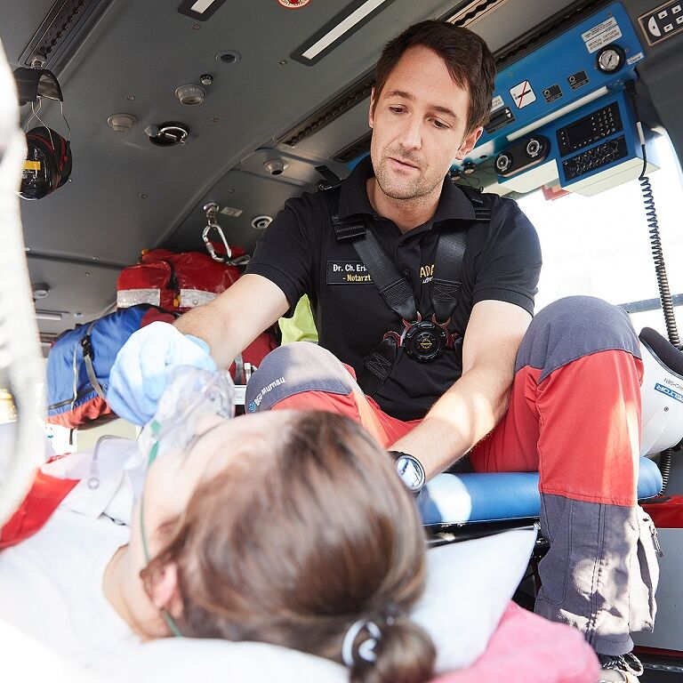 Sanitäter mit Patientin im Ambulanzfahrzeug