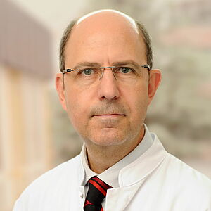 Prof. Dr. med. Ramón Martínez-Olivera, Chefarzt Klinik für Neurochirurgie und Wirbelsäulenchirurgie