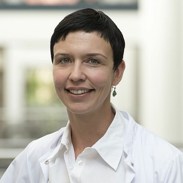 Dr. Julia Troitsch Dr. Julia Troitsch